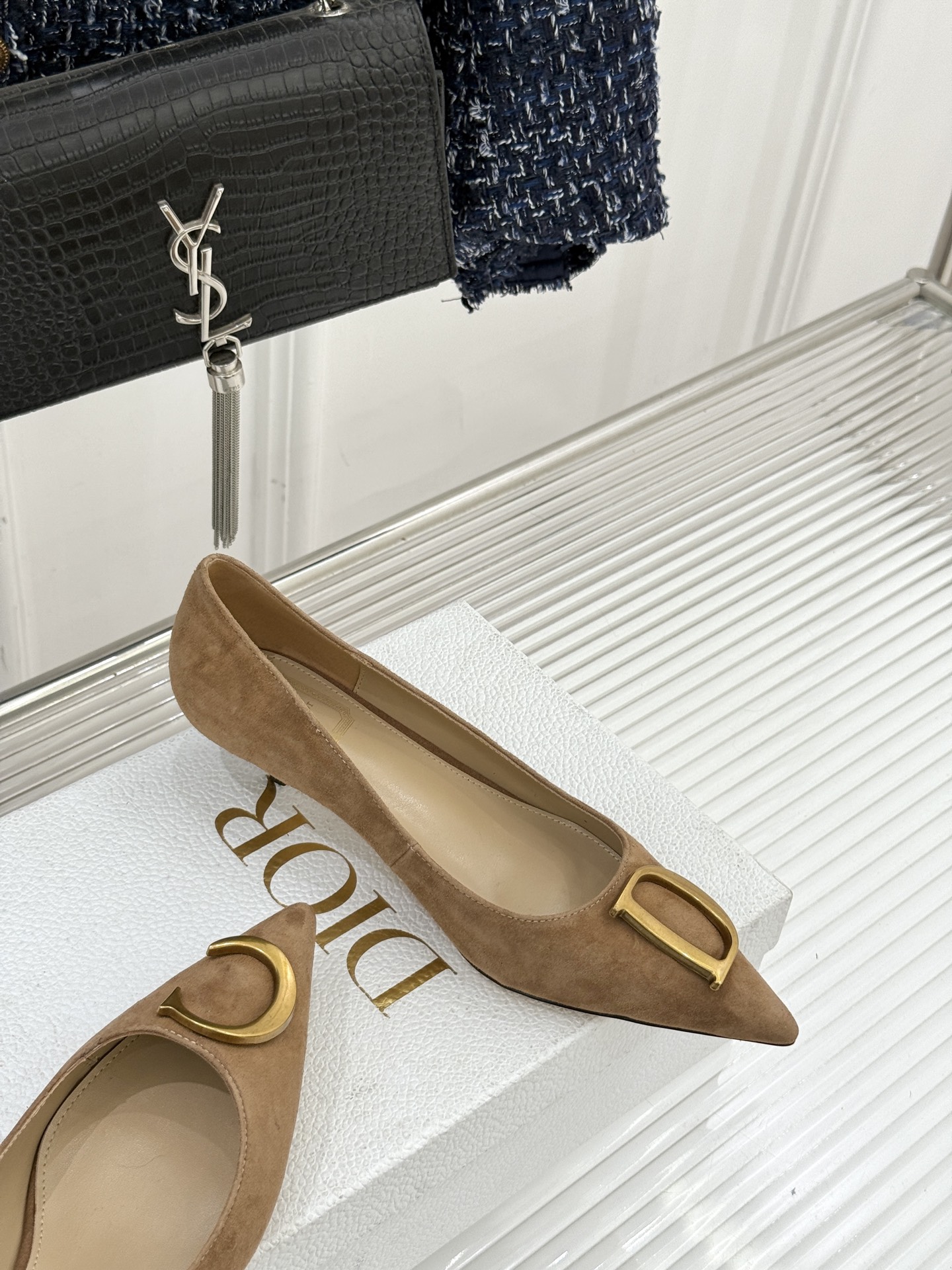 Dior/迪奥25WF新品CD金属扣尖头高跟鞋单鞋这款鞋以利落廓形重塑女性力量美学鞋跟高度拿捏得宜 既衬