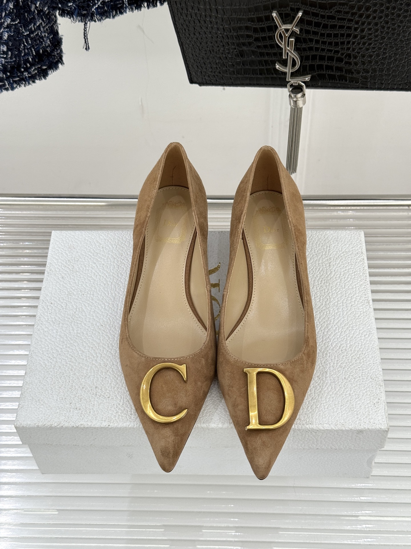 Dior/迪奥25WF新品CD金属扣尖头高跟鞋单鞋这款鞋以利落廓形重塑女性力量美学鞋跟高度拿捏得宜 既衬