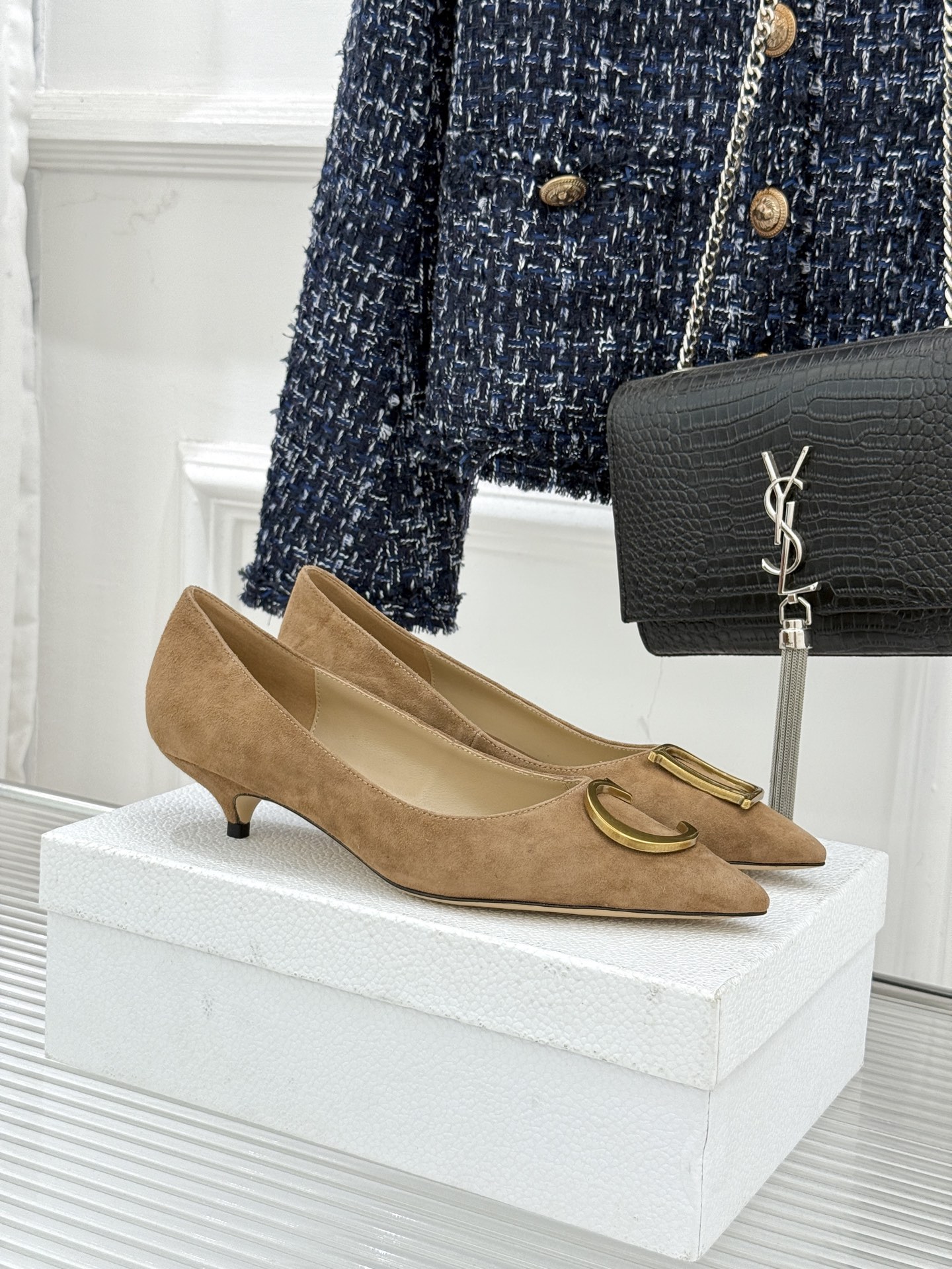 Dior/迪奥25WF新品CD金属扣尖头高跟鞋单鞋这款鞋以利落廓形重塑女性力量美学鞋跟高度拿捏得宜 既衬