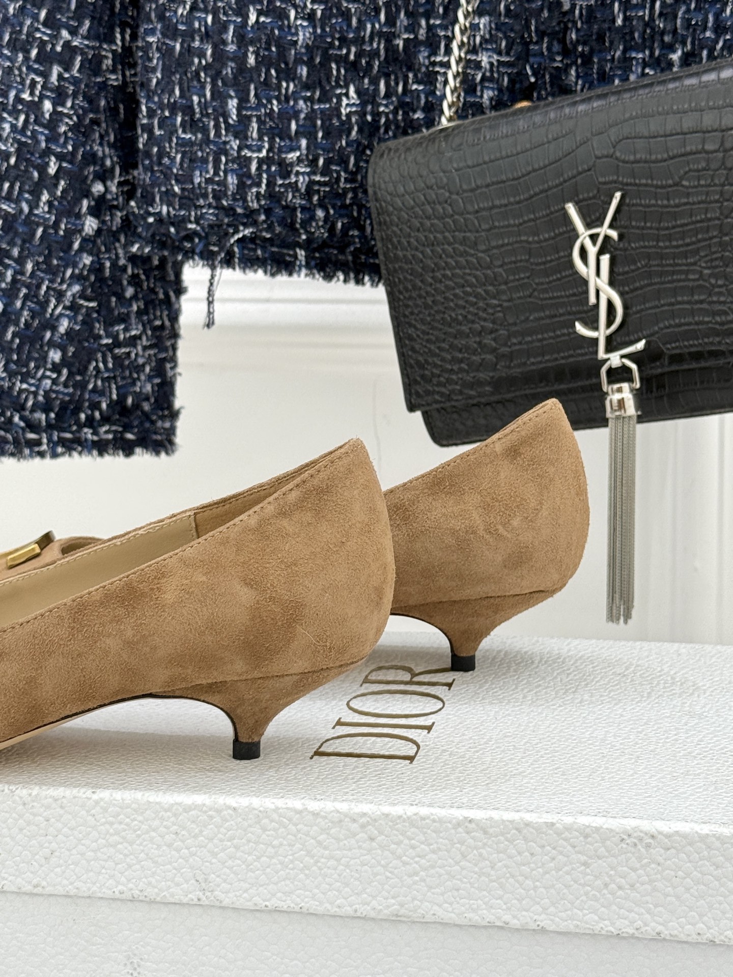 Dior/迪奥25WF新品CD金属扣尖头高跟鞋单鞋这款鞋以利落廓形重塑女性力量美学鞋跟高度拿捏得宜 既衬