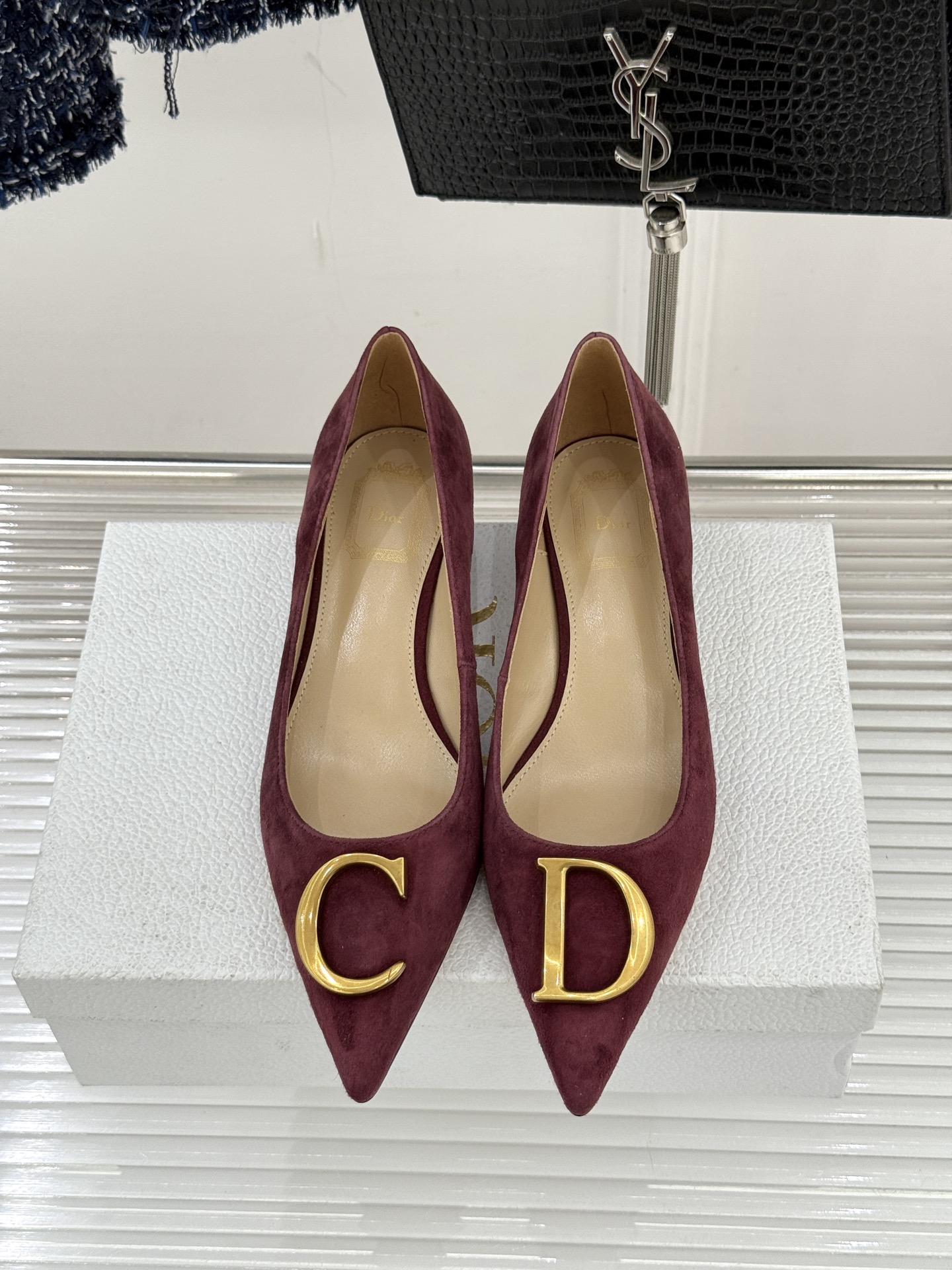 Dior/迪奥25WF新品CD金属扣尖头高跟鞋单鞋这款鞋以利落廓形重塑女性力量美学鞋跟高度拿捏得宜 既衬