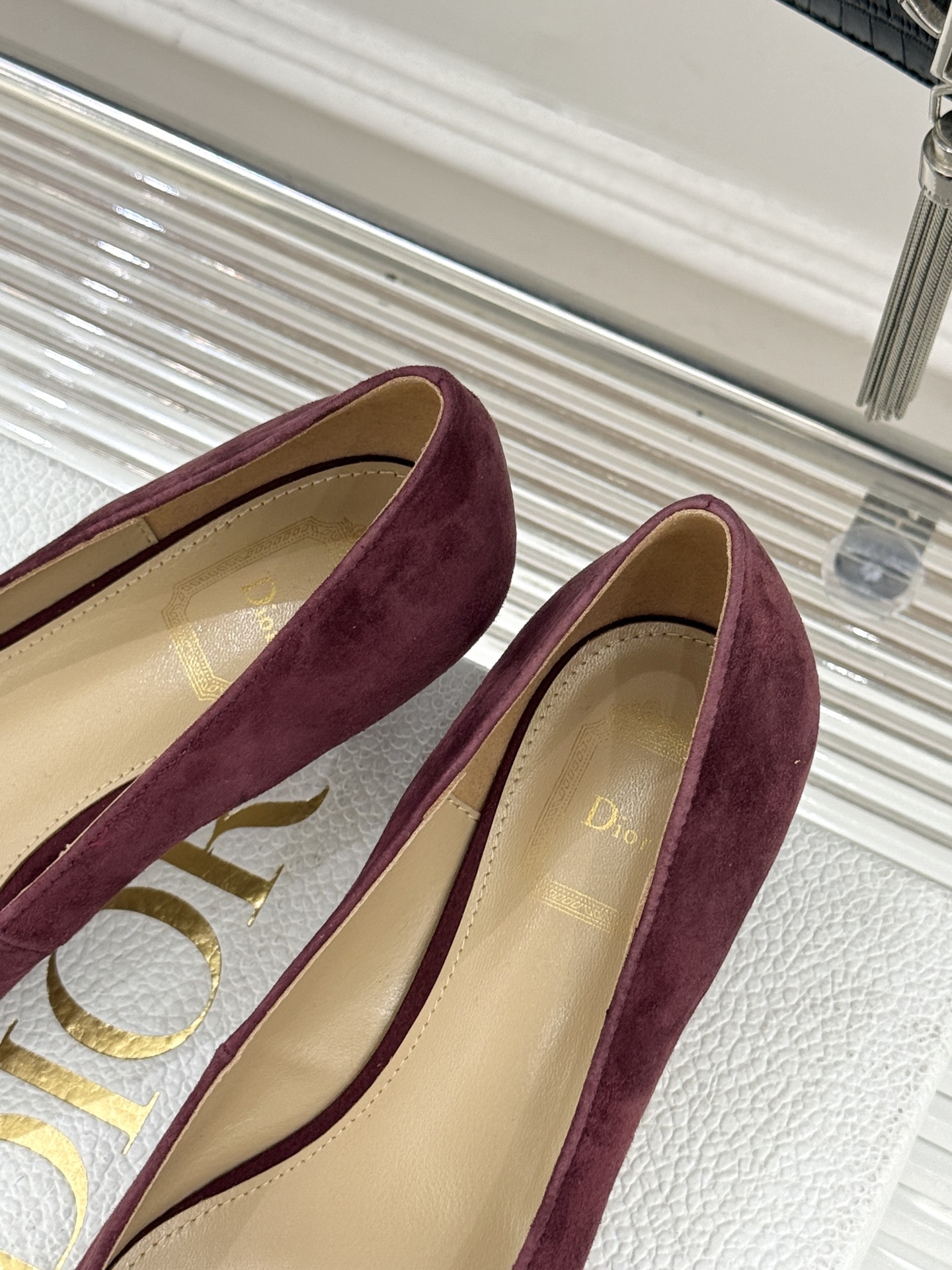 Dior/迪奥25WF新品CD金属扣尖头高跟鞋单鞋这款鞋以利落廓形重塑女性力量美学鞋跟高度拿捏得宜 既衬