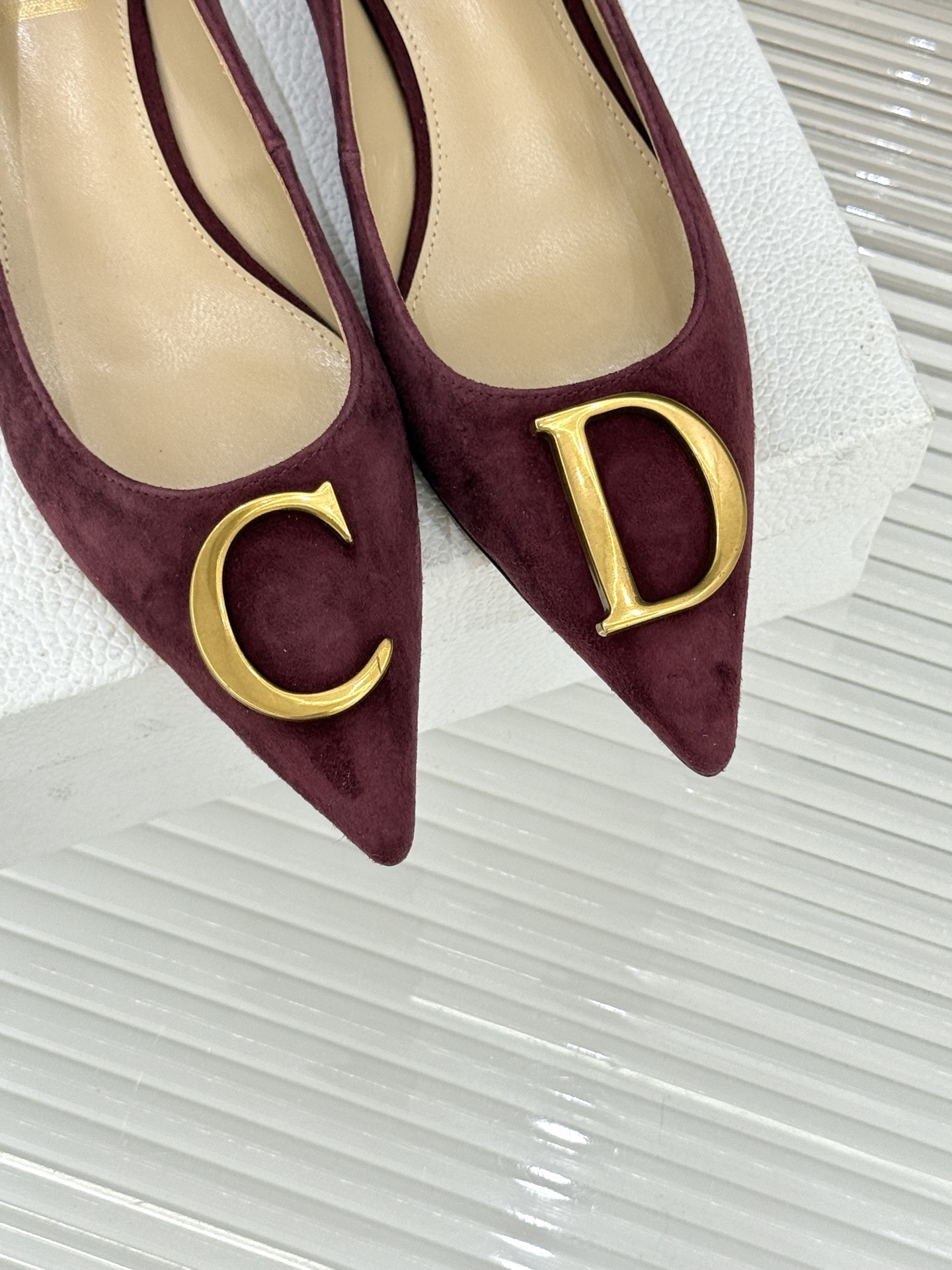 Dior/迪奥25WF新品CD金属扣尖头高跟鞋单鞋这款鞋以利落廓形重塑女性力量美学鞋跟高度拿捏得宜 既衬