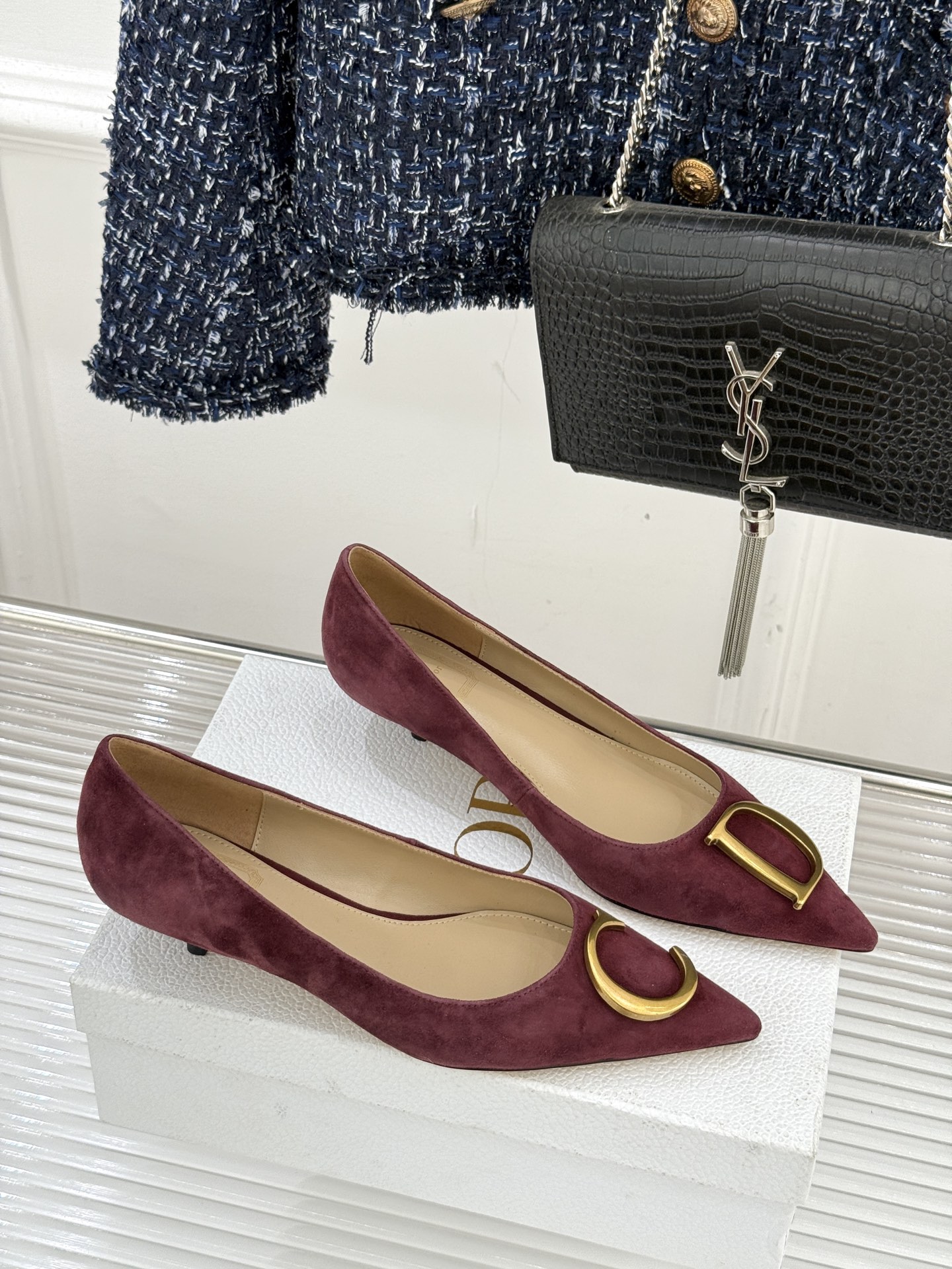 Dior/迪奥25WF新品CD金属扣尖头高跟鞋单鞋这款鞋以利落廓形重塑女性力量美学鞋跟高度拿捏得宜 既衬