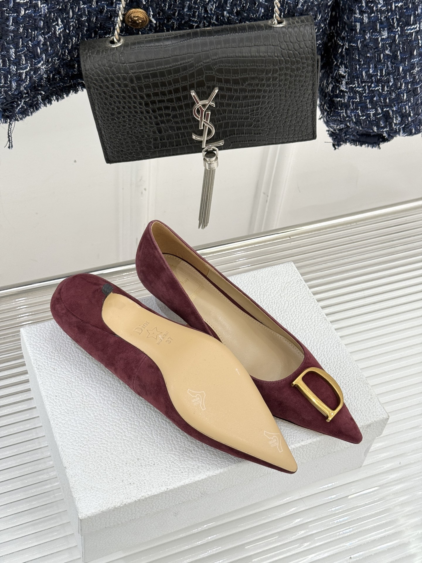 Dior/迪奥25WF新品CD金属扣尖头高跟鞋单鞋这款鞋以利落廓形重塑女性力量美学鞋跟高度拿捏得宜 既衬