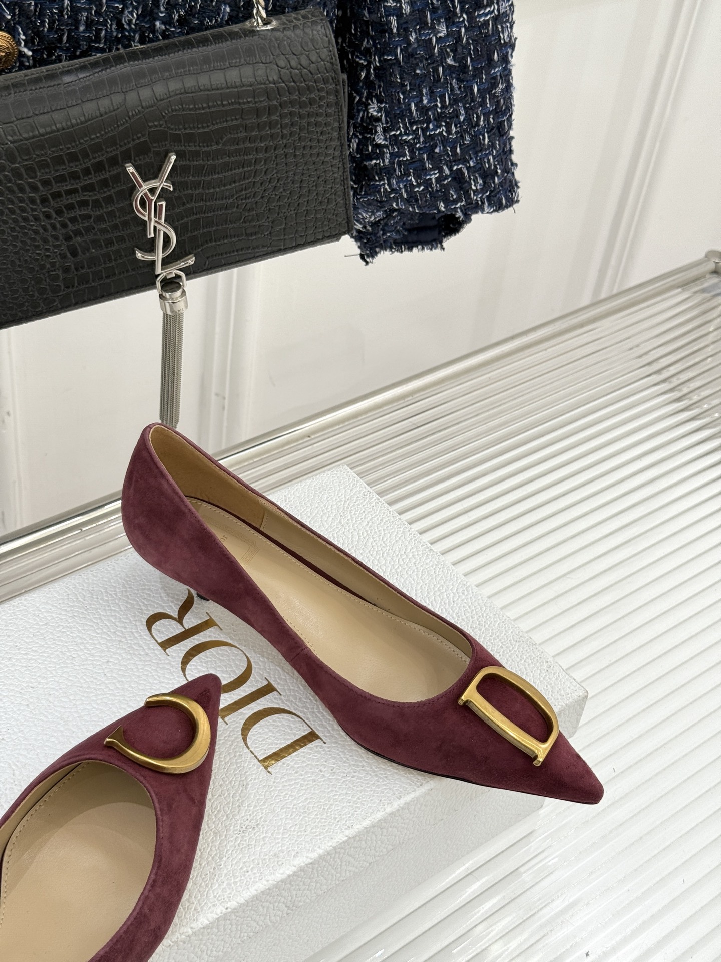 Dior/迪奥25WF新品CD金属扣尖头高跟鞋单鞋这款鞋以利落廓形重塑女性力量美学鞋跟高度拿捏得宜 既衬