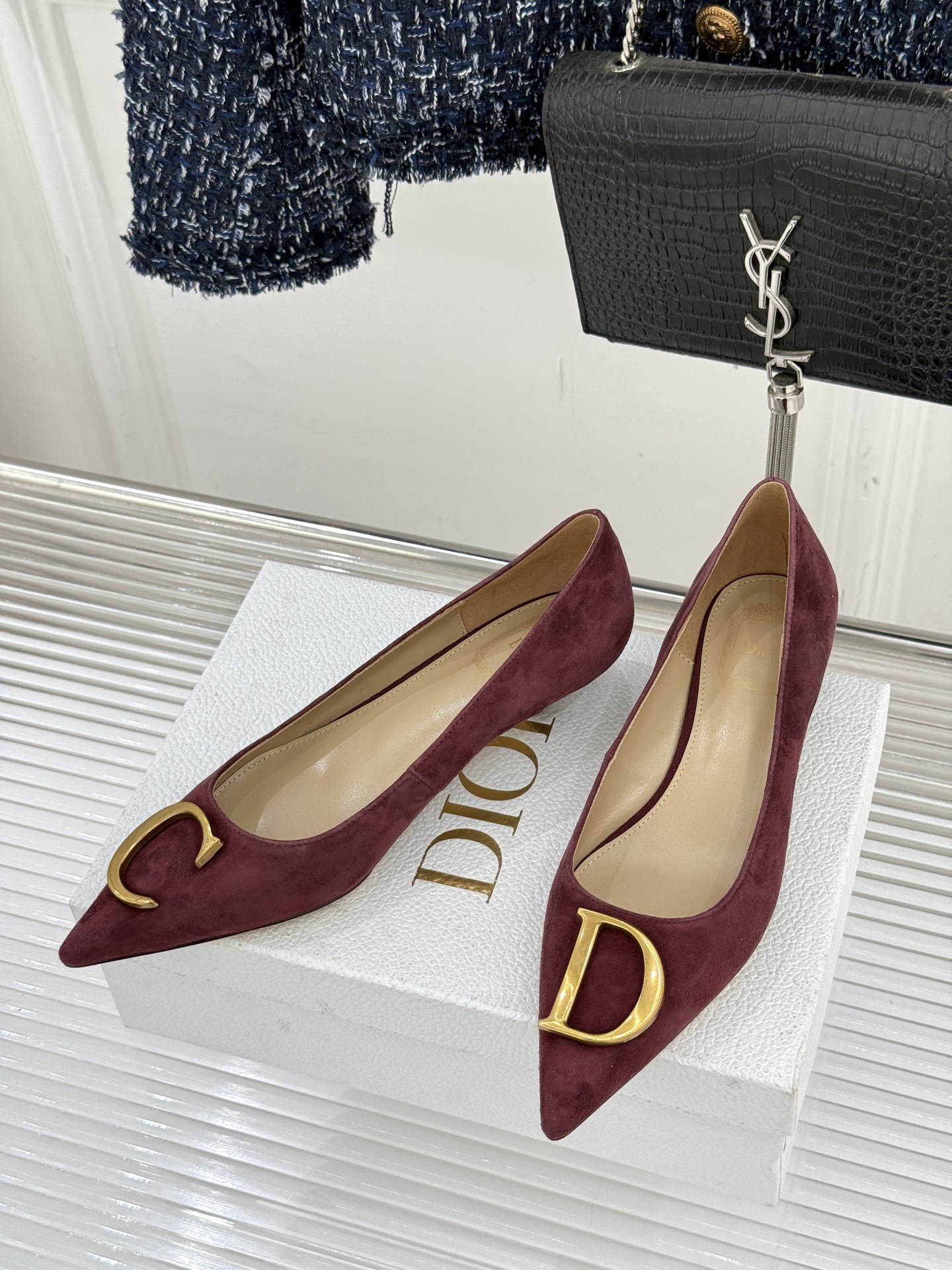 Dior/迪奥25WF新品CD金属扣尖头高跟鞋单鞋这款鞋以利落廓形重塑女性力量美学鞋跟高度拿捏得宜 既衬