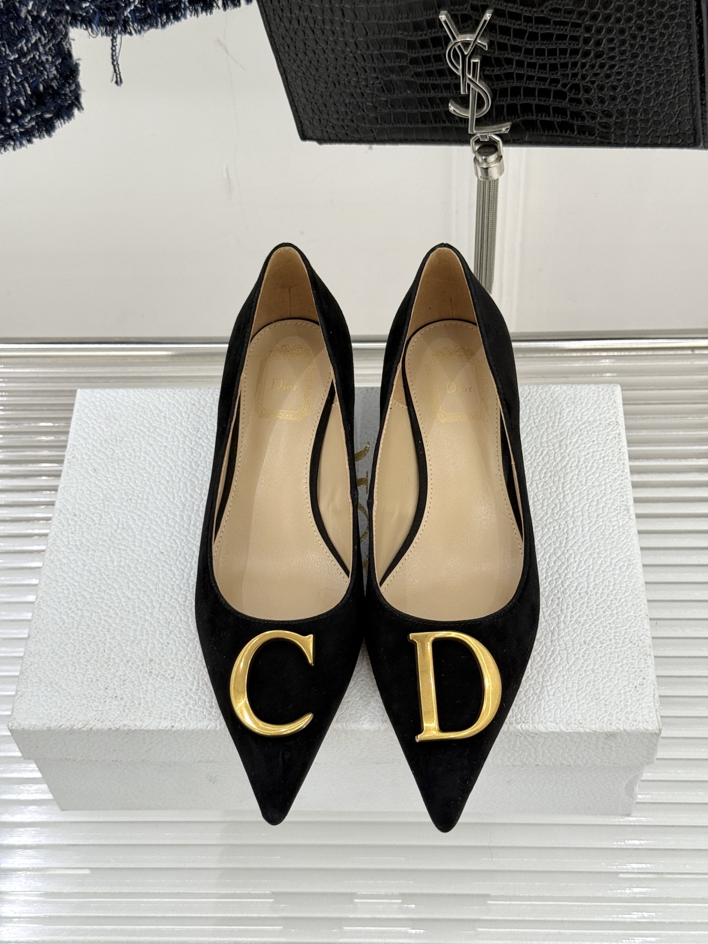 Dior/迪奥25WF新品CD金属扣尖头高跟鞋单鞋这款鞋以利落廓形重塑女性力量美学鞋跟高度拿捏得宜 既衬