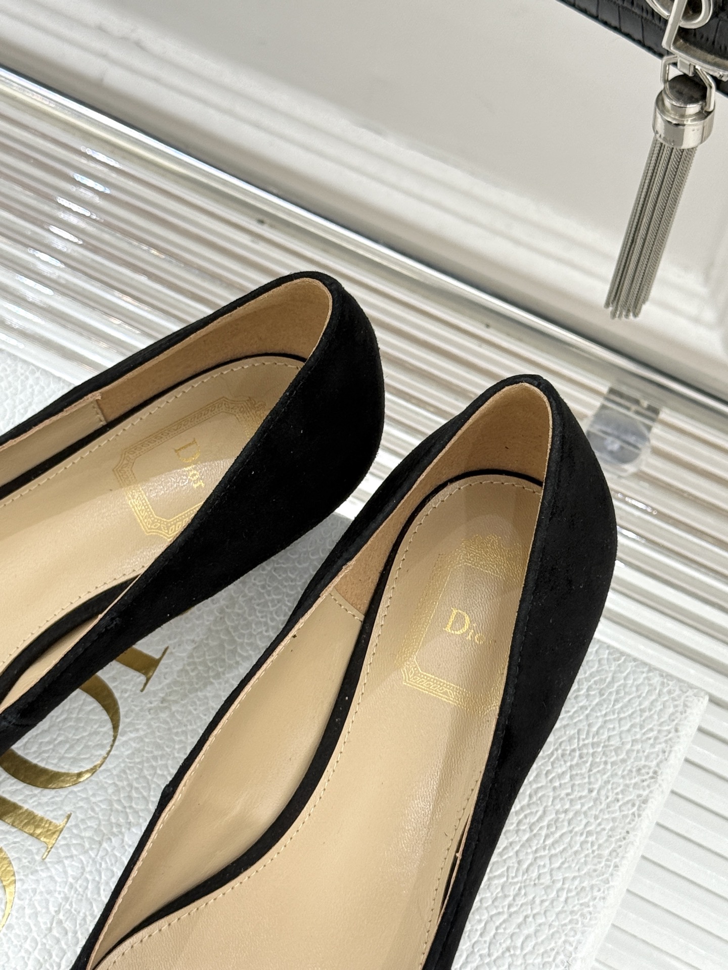 Dior/迪奥25WF新品CD金属扣尖头高跟鞋单鞋这款鞋以利落廓形重塑女性力量美学鞋跟高度拿捏得宜 既衬