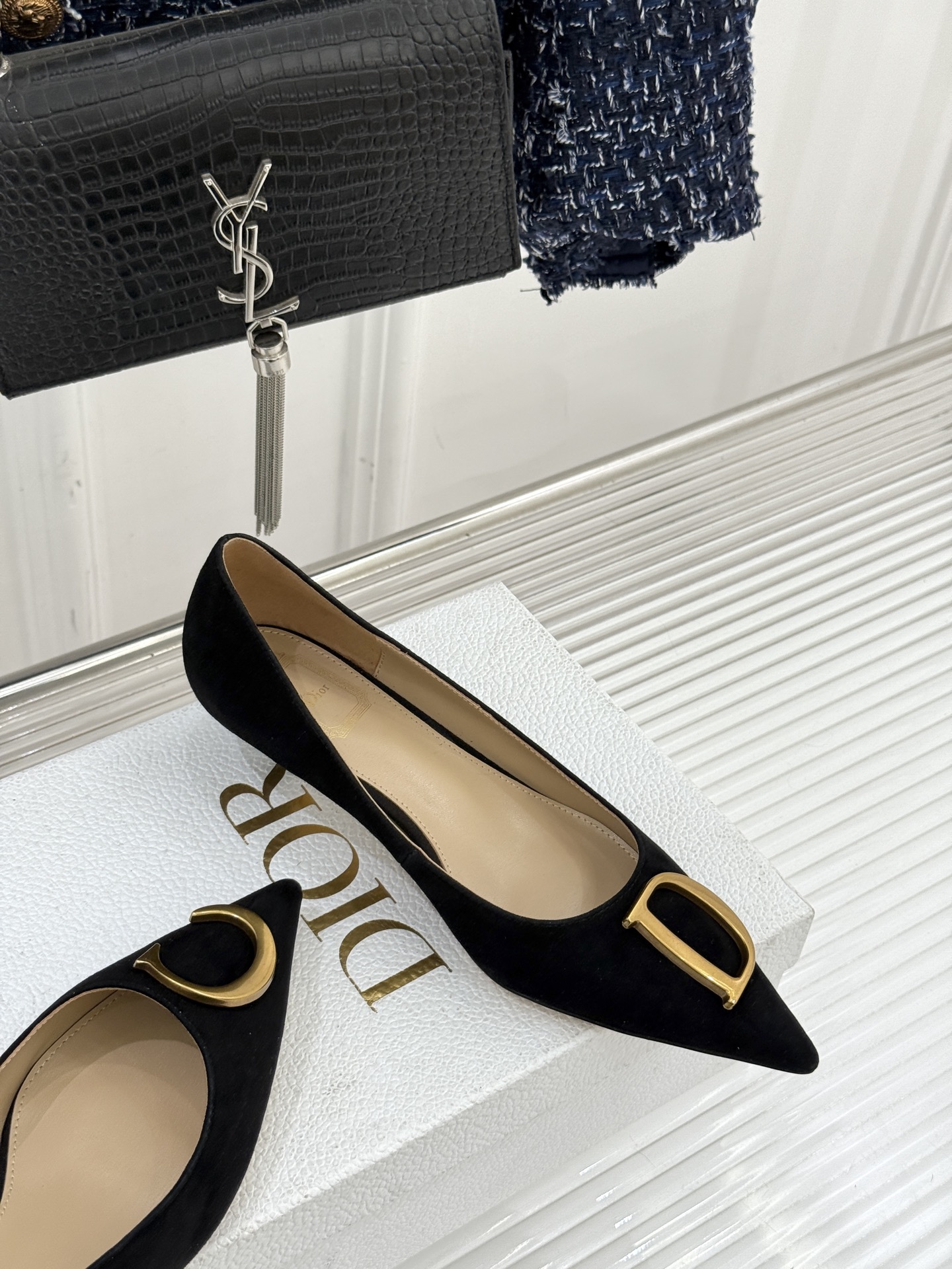 Dior/迪奥25WF新品CD金属扣尖头高跟鞋单鞋这款鞋以利落廓形重塑女性力量美学鞋跟高度拿捏得宜 既衬