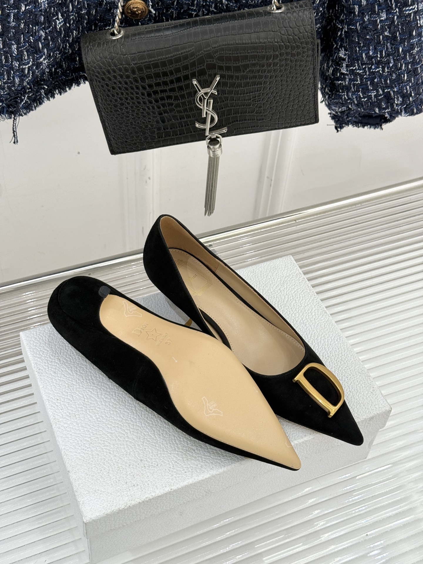 Dior/迪奥25WF新品CD金属扣尖头高跟鞋单鞋这款鞋以利落廓形重塑女性力量美学鞋跟高度拿捏得宜 既衬