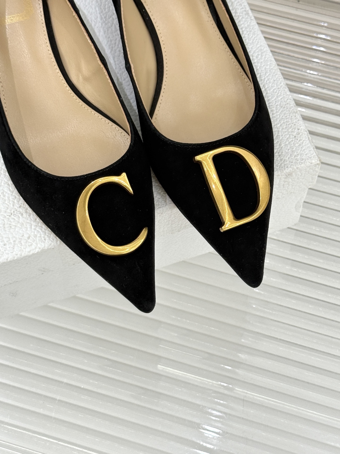 Dior/迪奥25WF新品CD金属扣尖头高跟鞋单鞋这款鞋以利落廓形重塑女性力量美学鞋跟高度拿捏得宜 既衬