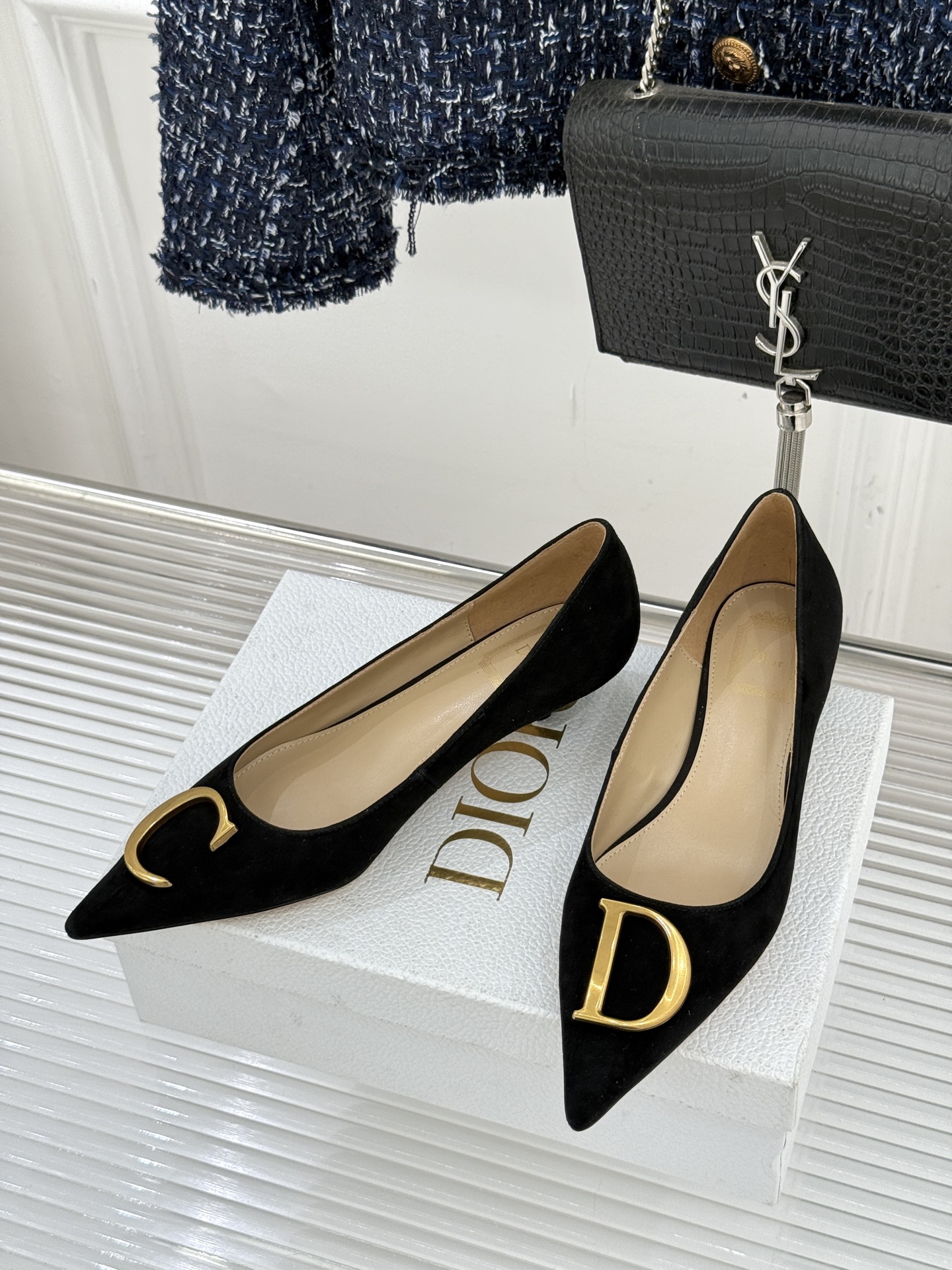 Dior/迪奥25WF新品CD金属扣尖头高跟鞋单鞋这款鞋以利落廓形重塑女性力量美学鞋跟高度拿捏得宜 既衬