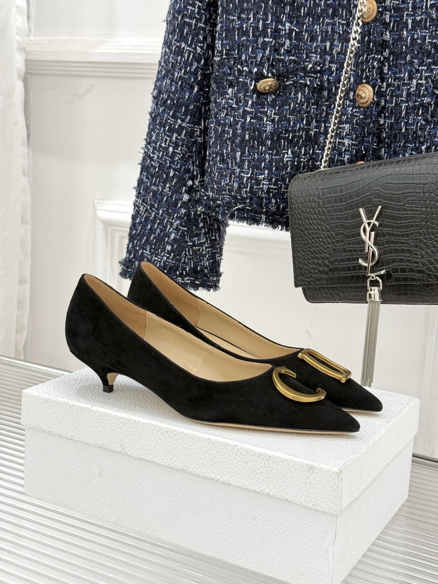 Dior/迪奥25WF新品CD金属扣尖头高跟鞋单鞋这款鞋以利落廓形重塑女性力量美学鞋跟高度拿捏得宜 既衬