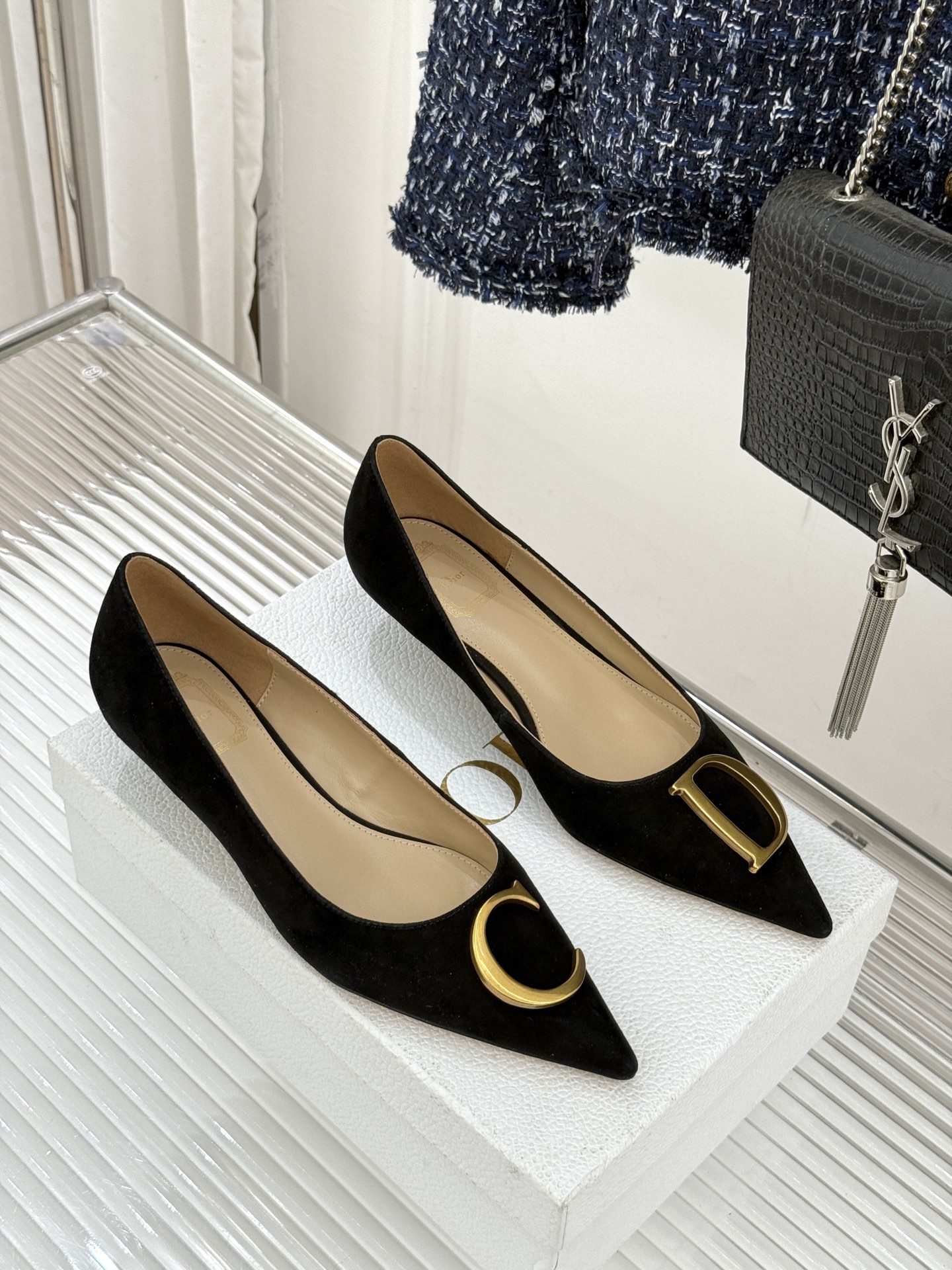 Dior/迪奥25WF新品CD金属扣尖头高跟鞋单鞋这款鞋以利落廓形重塑女性力量美学鞋跟高度拿捏得宜 既衬