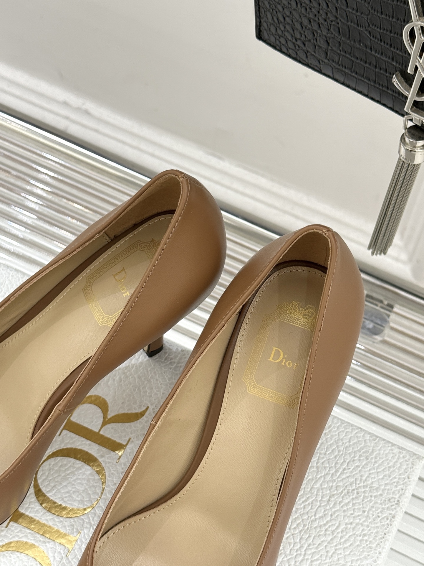 Dior/迪奥25WF新品CD金属扣尖头高跟鞋单鞋这款鞋以利落廓形重塑女性力量美学鞋跟高度拿捏得宜 既衬