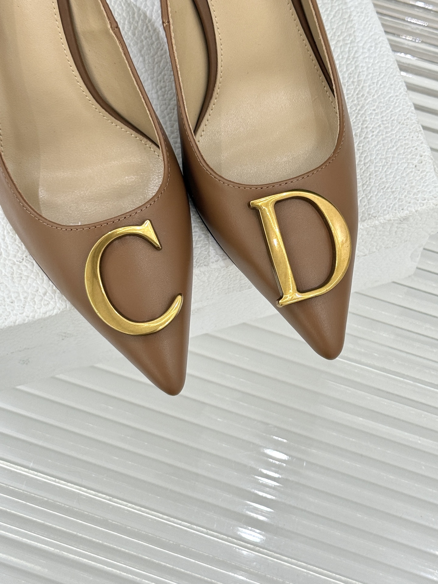 Dior/迪奥25WF新品CD金属扣尖头高跟鞋单鞋这款鞋以利落廓形重塑女性力量美学鞋跟高度拿捏得宜 既衬