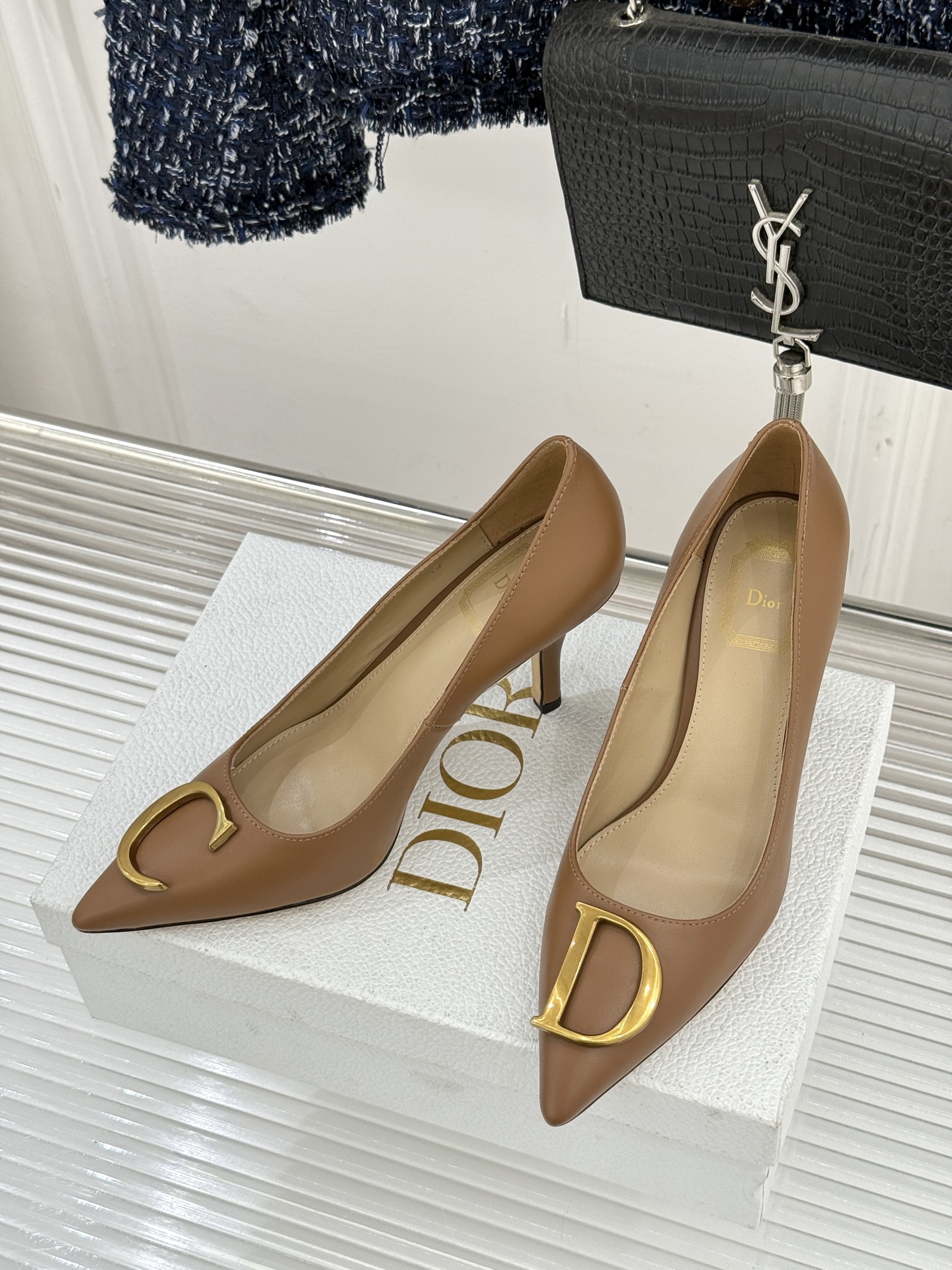 Dior/迪奥25WF新品CD金属扣尖头高跟鞋单鞋这款鞋以利落廓形重塑女性力量美学鞋跟高度拿捏得宜 既衬