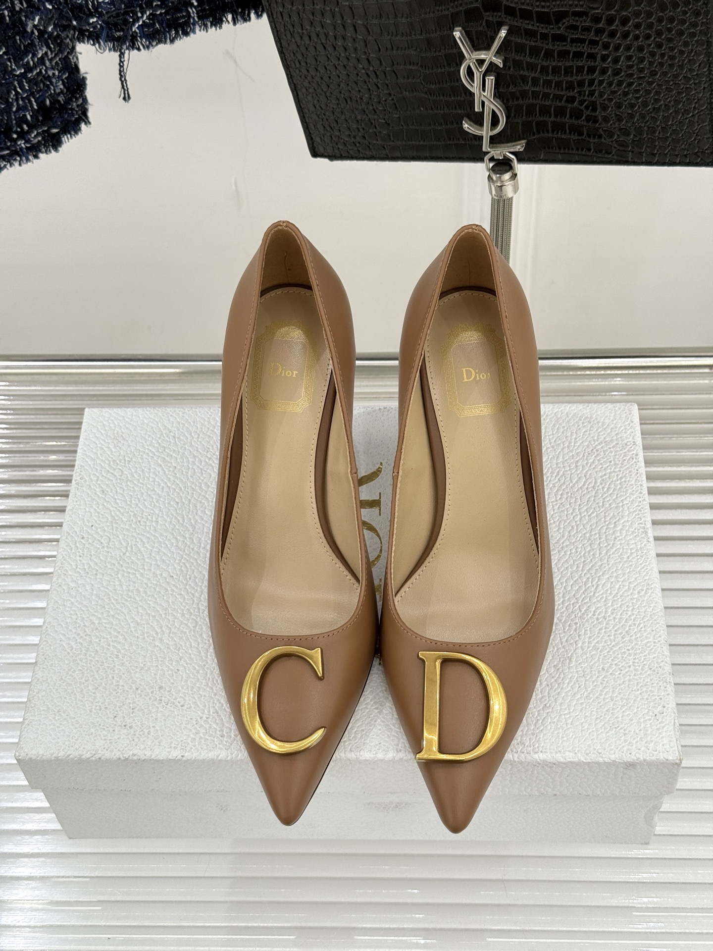 Dior/迪奥25WF新品CD金属扣尖头高跟鞋单鞋这款鞋以利落廓形重塑女性力量美学鞋跟高度拿捏得宜 既衬