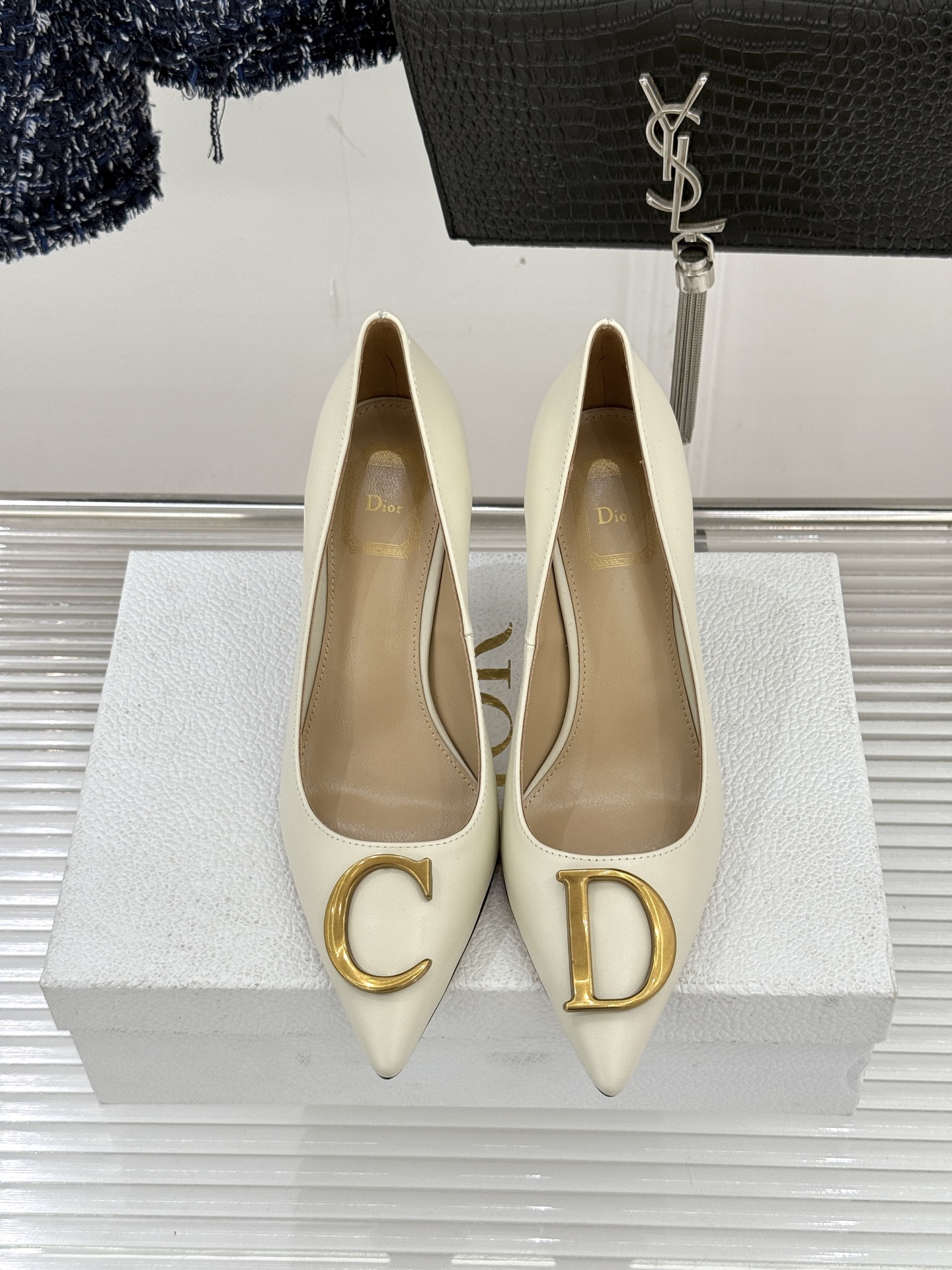 Dior/迪奥25WF新品CD金属扣尖头高跟鞋单鞋这款鞋以利落廓形重塑女性力量美学鞋跟高度拿捏得宜 既衬