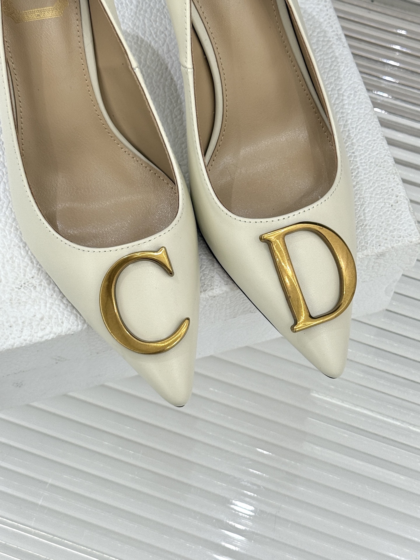 Dior/迪奥25WF新品CD金属扣尖头高跟鞋单鞋这款鞋以利落廓形重塑女性力量美学鞋跟高度拿捏得宜 既衬