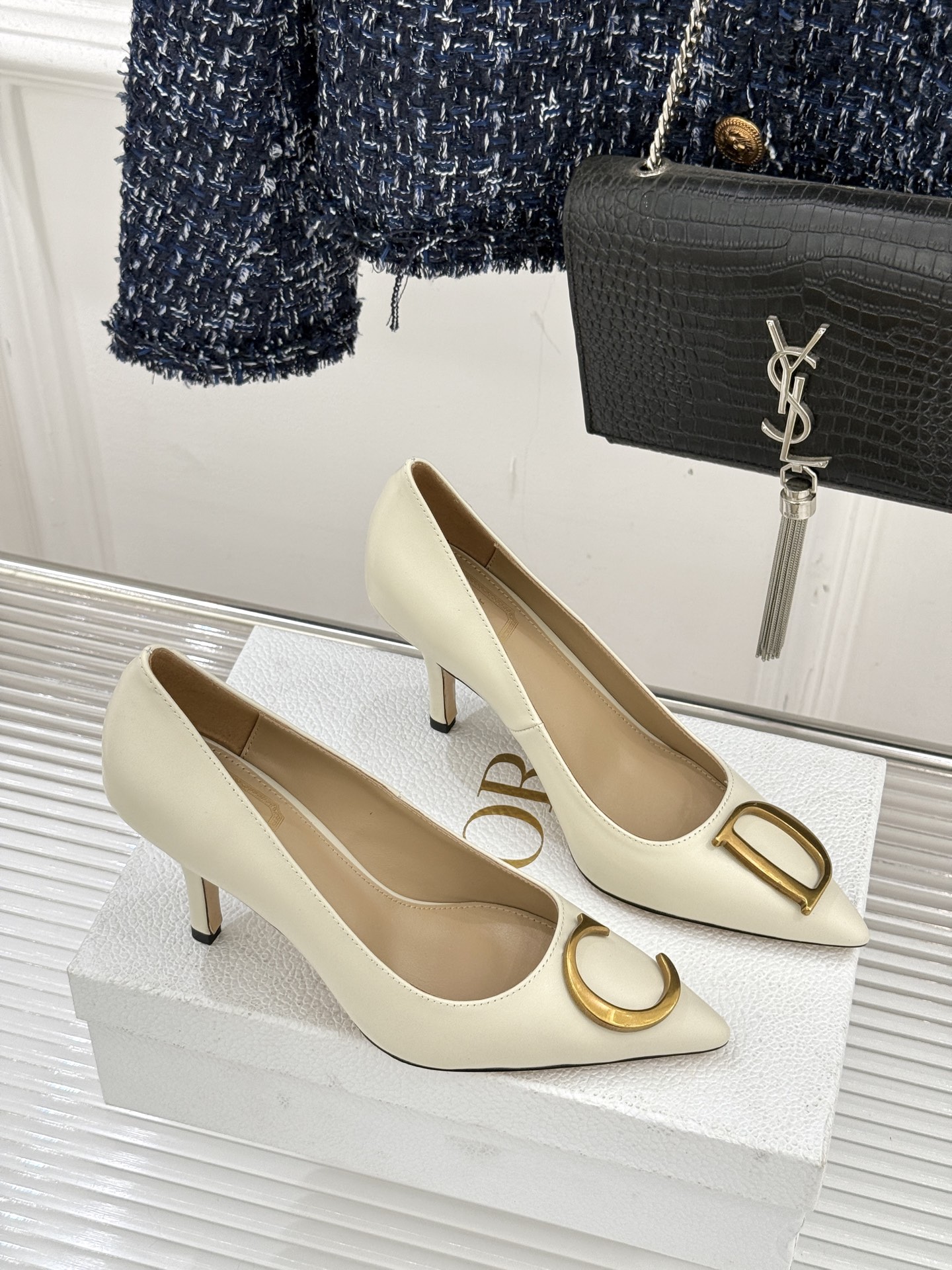 Dior/迪奥25WF新品CD金属扣尖头高跟鞋单鞋这款鞋以利落廓形重塑女性力量美学鞋跟高度拿捏得宜 既衬