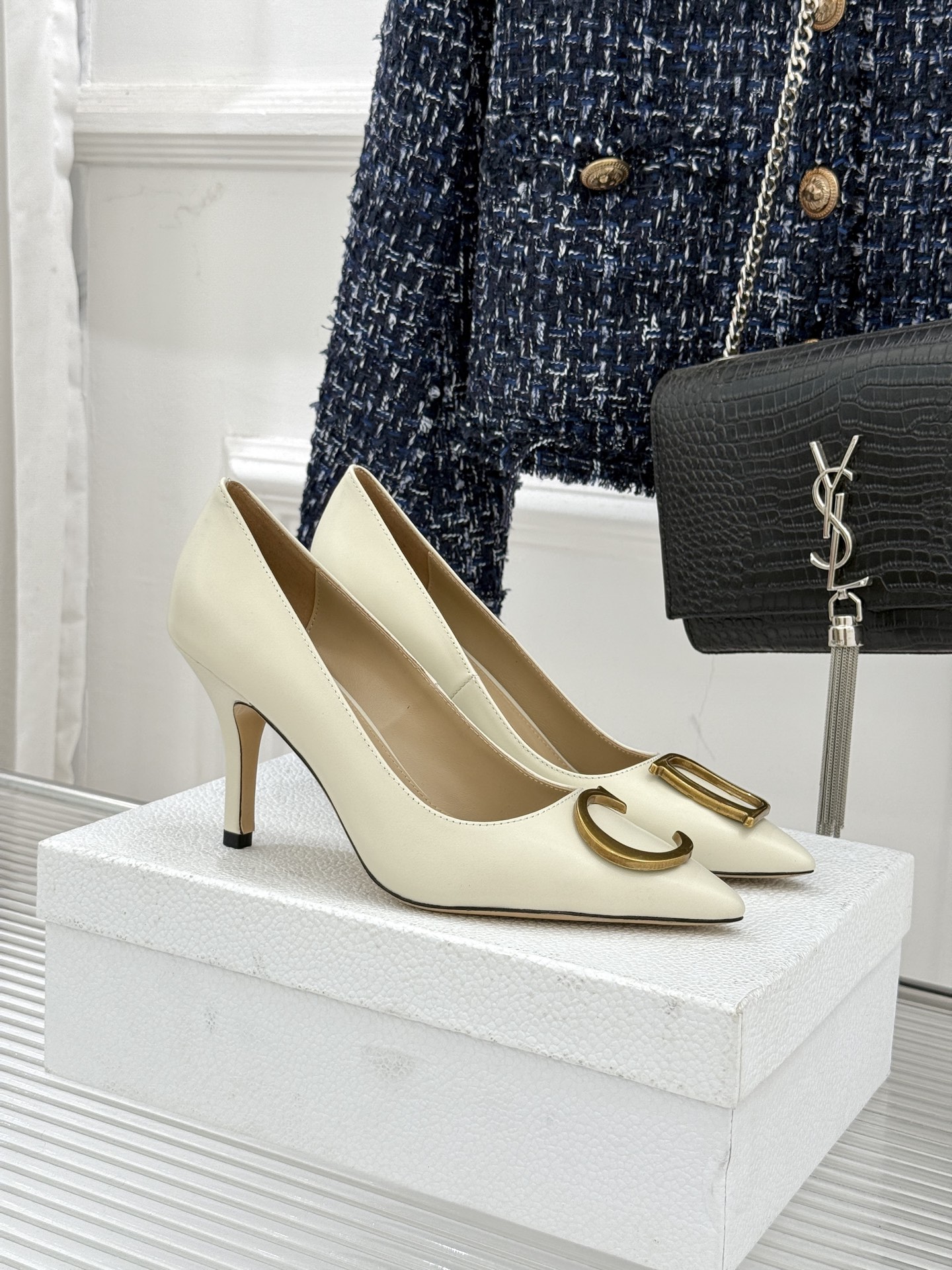 Dior/迪奥25WF新品CD金属扣尖头高跟鞋单鞋这款鞋以利落廓形重塑女性力量美学鞋跟高度拿捏得宜 既衬