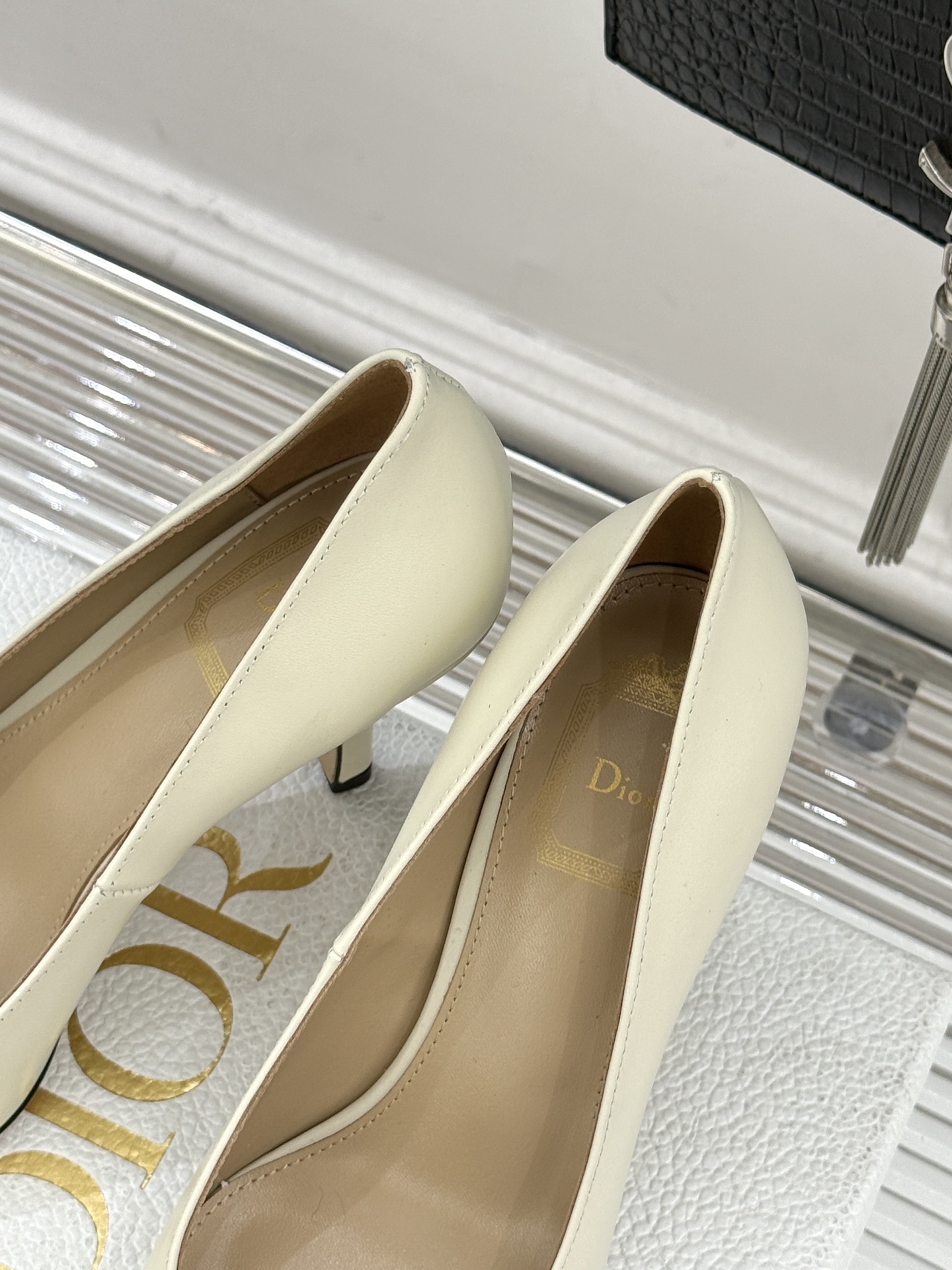 Dior/迪奥25WF新品CD金属扣尖头高跟鞋单鞋这款鞋以利落廓形重塑女性力量美学鞋跟高度拿捏得宜 既衬