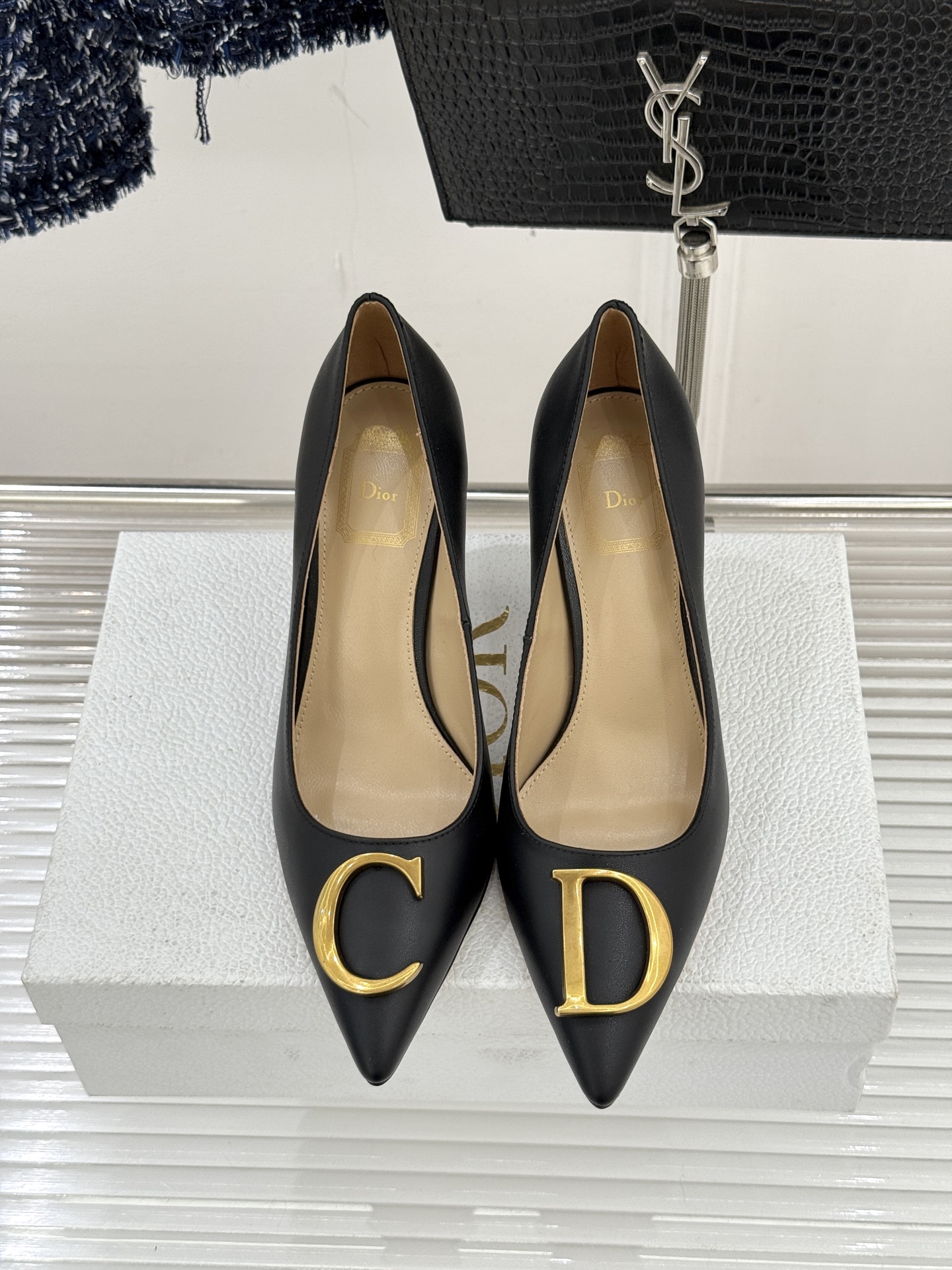 Dior/迪奥25WF新品CD金属扣尖头高跟鞋单鞋这款鞋以利落廓形重塑女性力量美学鞋跟高度拿捏得宜 既衬