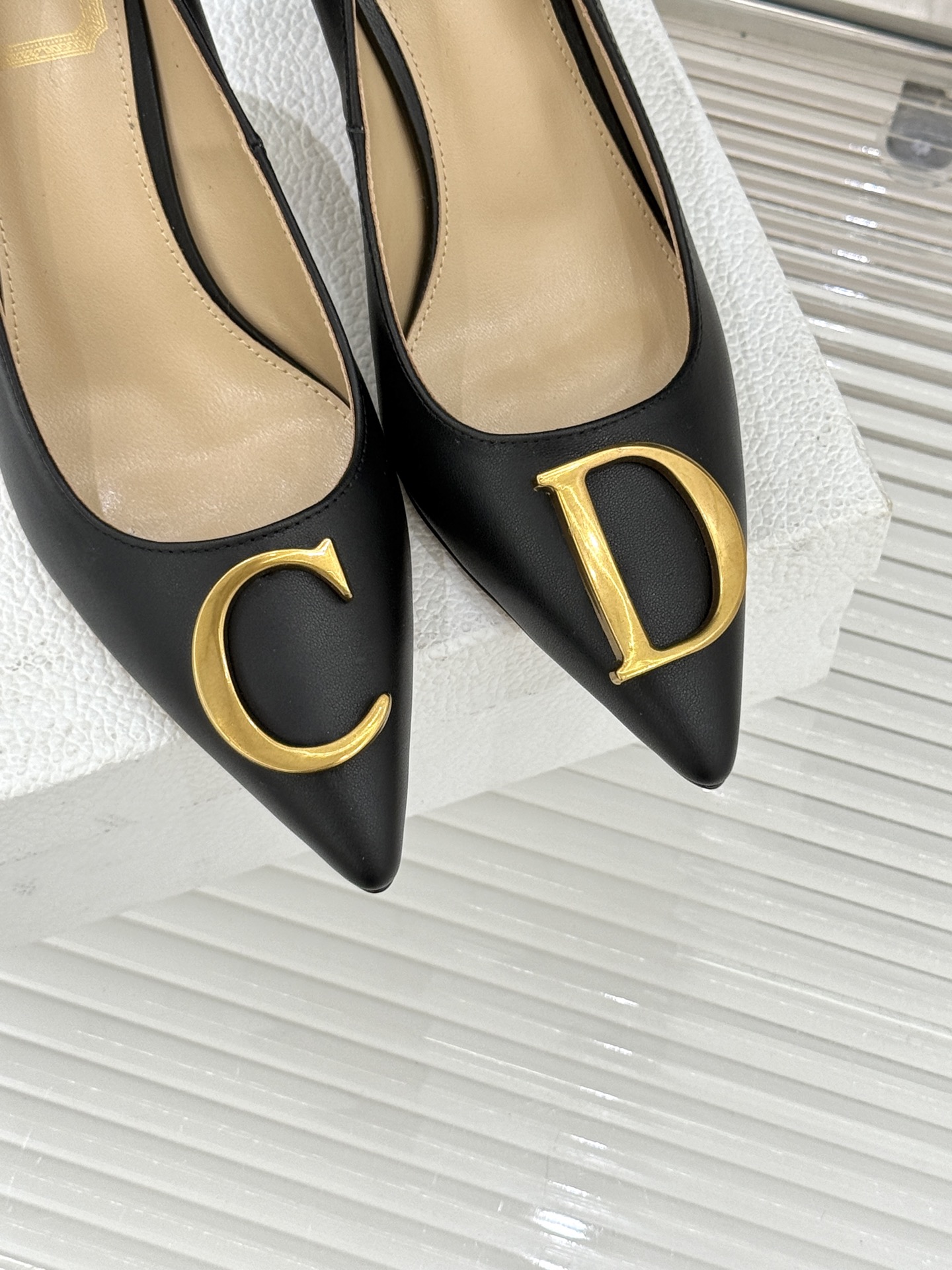 Dior/迪奥25WF新品CD金属扣尖头高跟鞋单鞋这款鞋以利落廓形重塑女性力量美学鞋跟高度拿捏得宜 既衬