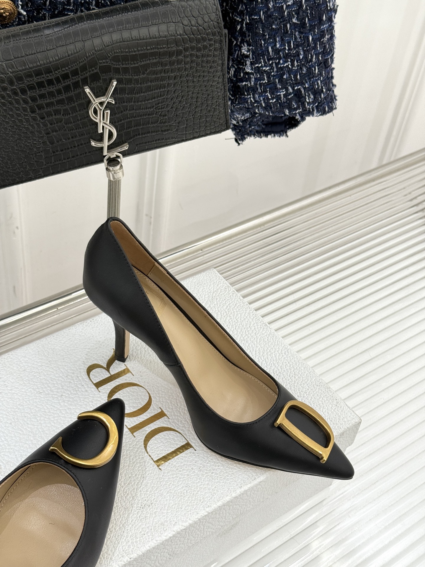 Dior/迪奥25WF新品CD金属扣尖头高跟鞋单鞋这款鞋以利落廓形重塑女性力量美学鞋跟高度拿捏得宜 既衬