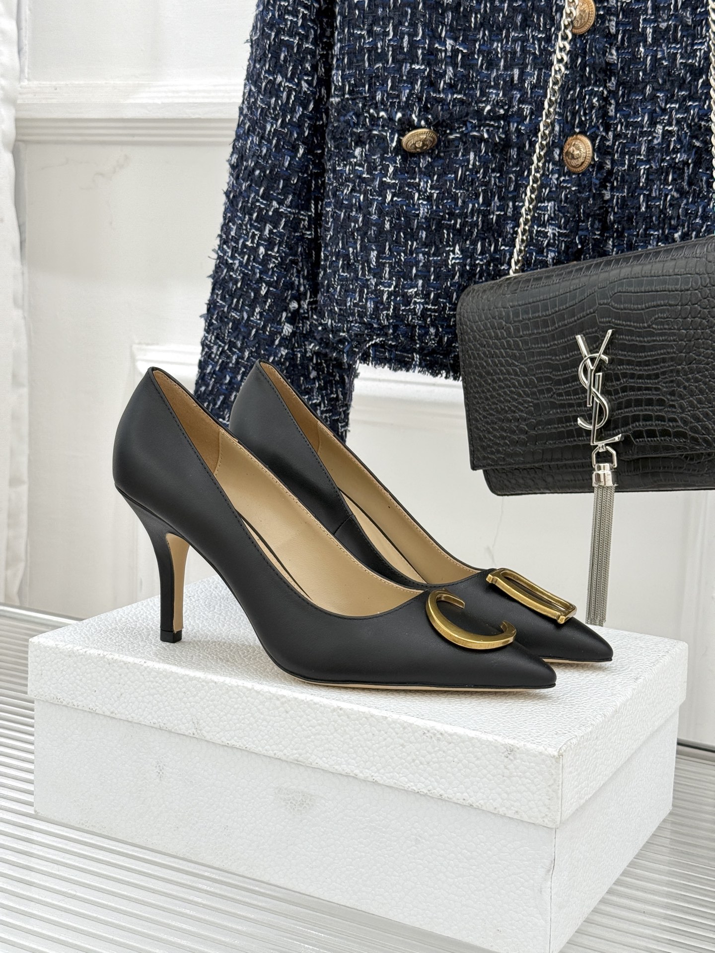 Dior/迪奥25WF新品CD金属扣尖头高跟鞋单鞋这款鞋以利落廓形重塑女性力量美学鞋跟高度拿捏得宜 既衬