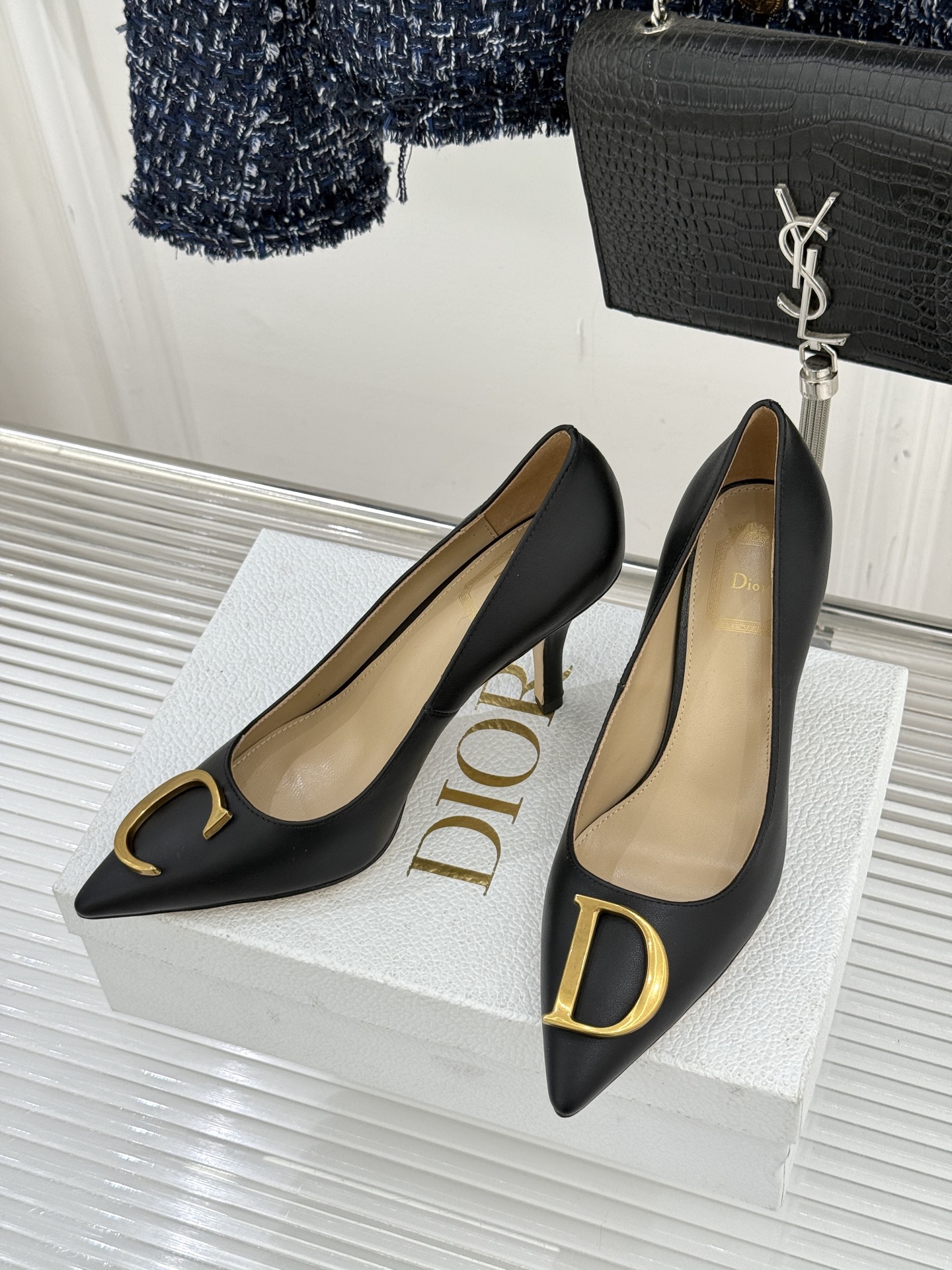 Dior/迪奥25WF新品CD金属扣尖头高跟鞋单鞋这款鞋以利落廓形重塑女性力量美学鞋跟高度拿捏得宜 既衬