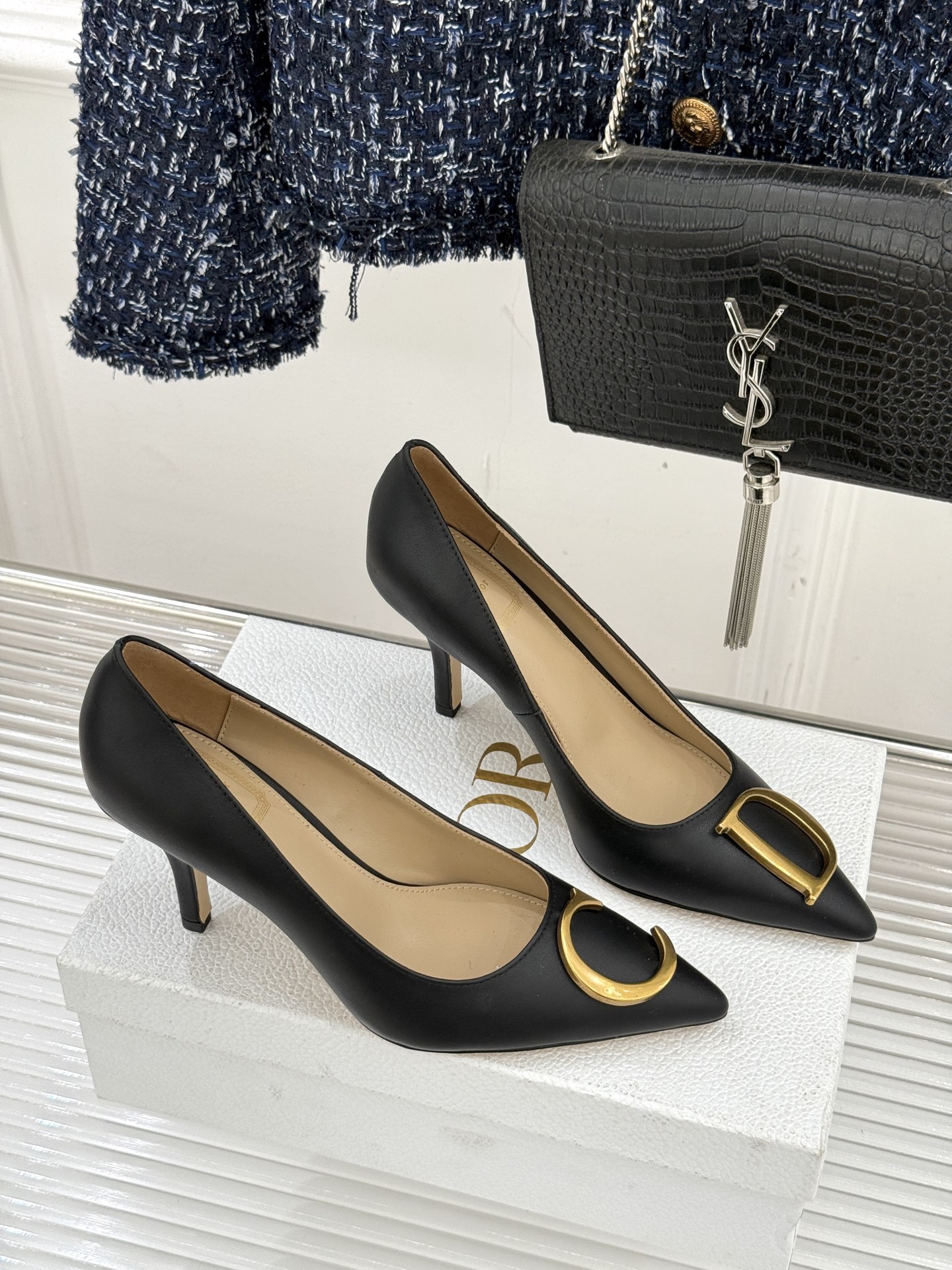 Dior/迪奥25WF新品CD金属扣尖头高跟鞋单鞋这款鞋以利落廓形重塑女性力量美学鞋跟高度拿捏得宜 既衬