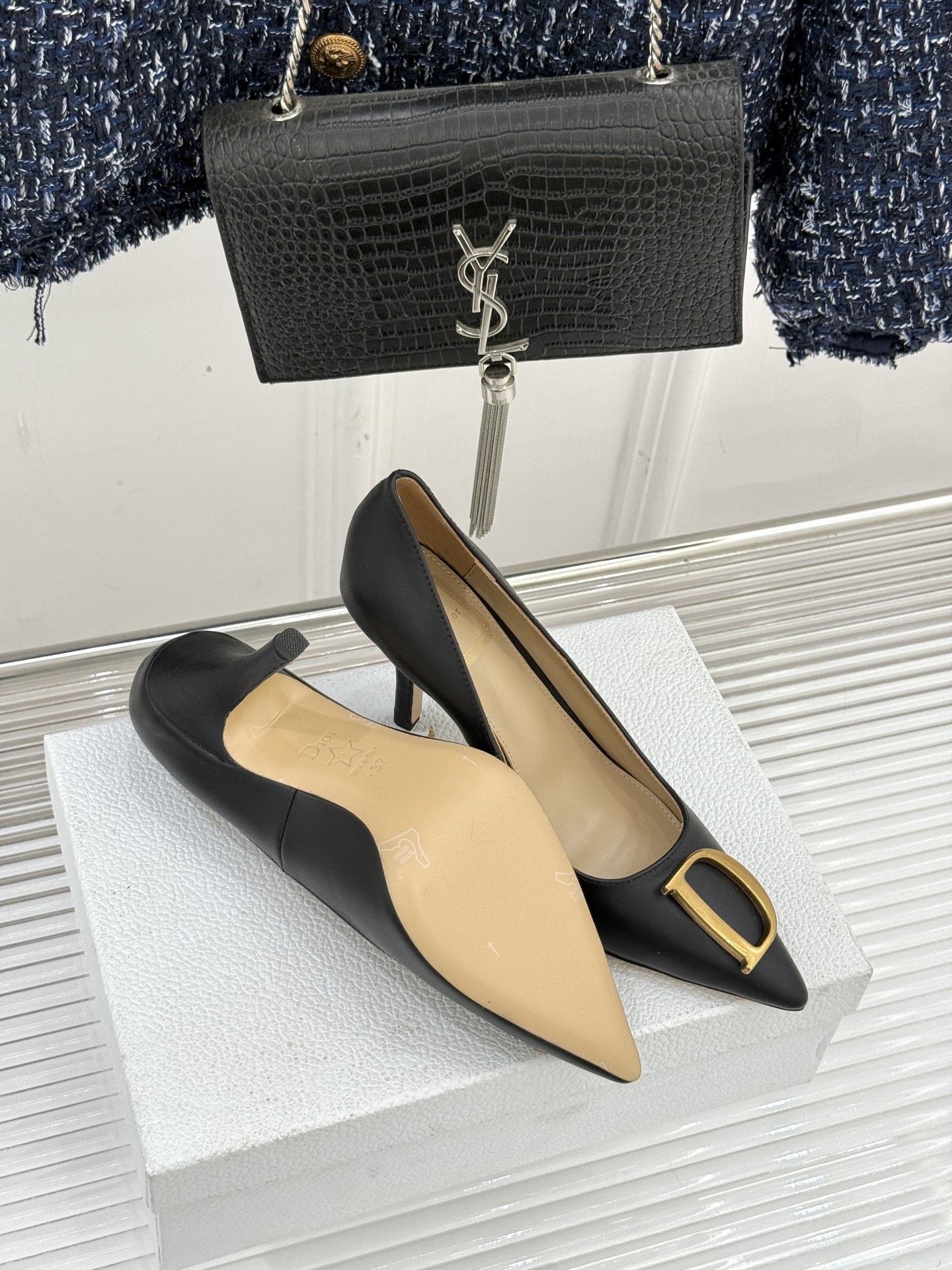 Dior/迪奥25WF新品CD金属扣尖头高跟鞋单鞋这款鞋以利落廓形重塑女性力量美学鞋跟高度拿捏得宜 既衬