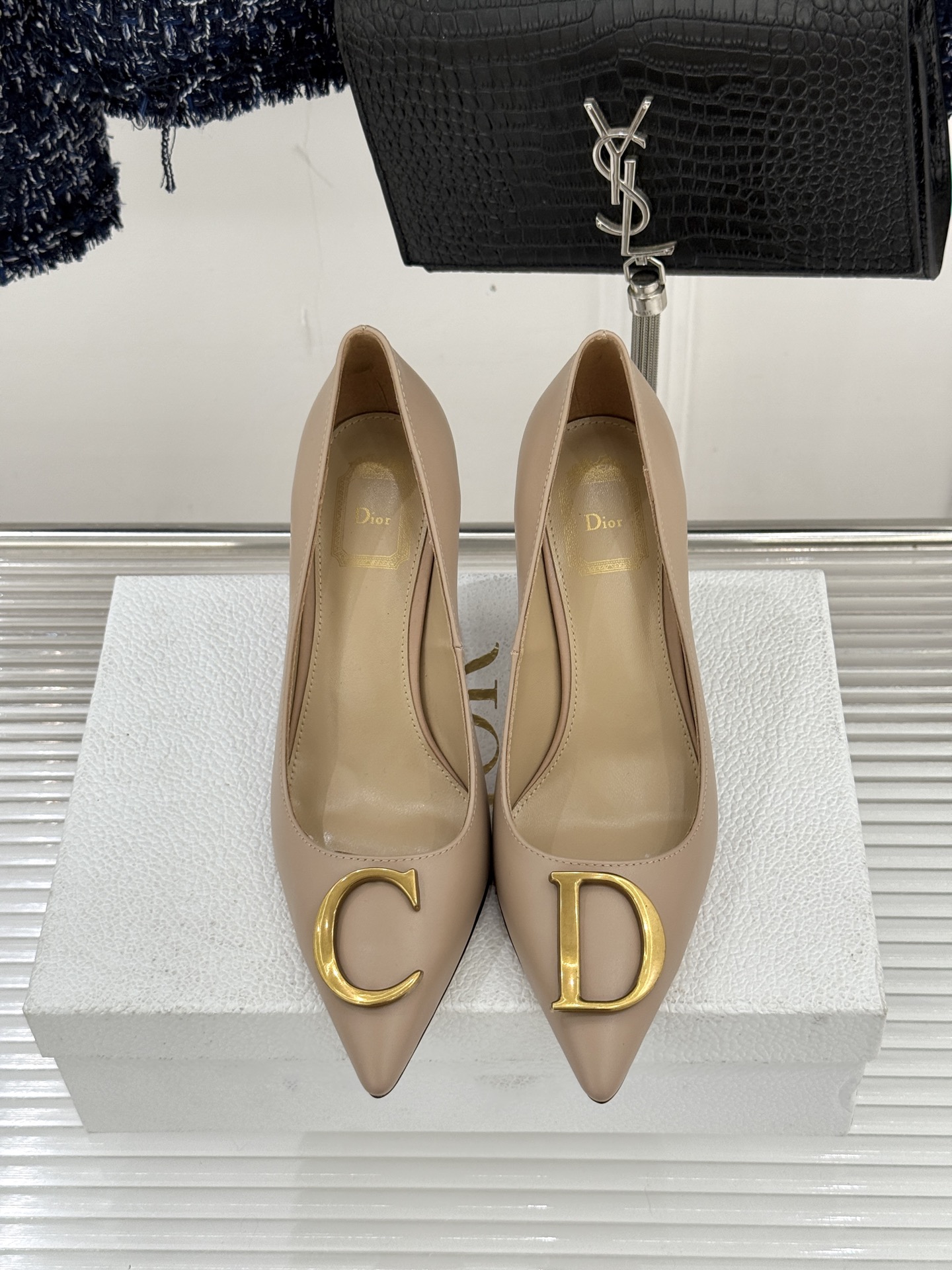 Dior/迪奥25WF新品CD金属扣尖头高跟鞋单鞋这款鞋以利落廓形重塑女性力量美学鞋跟高度拿捏得宜 既衬