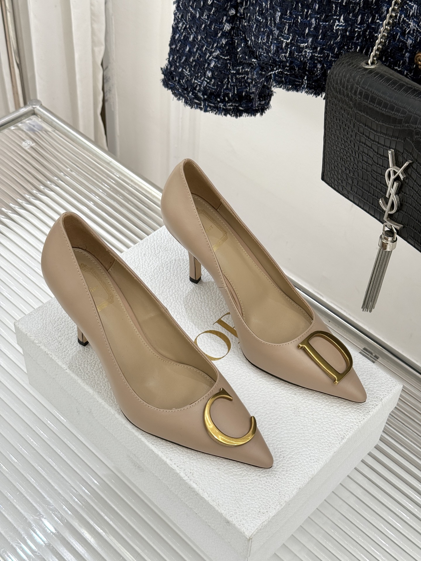 Dior/迪奥25WF新品CD金属扣尖头高跟鞋单鞋这款鞋以利落廓形重塑女性力量美学鞋跟高度拿捏得宜 既衬
