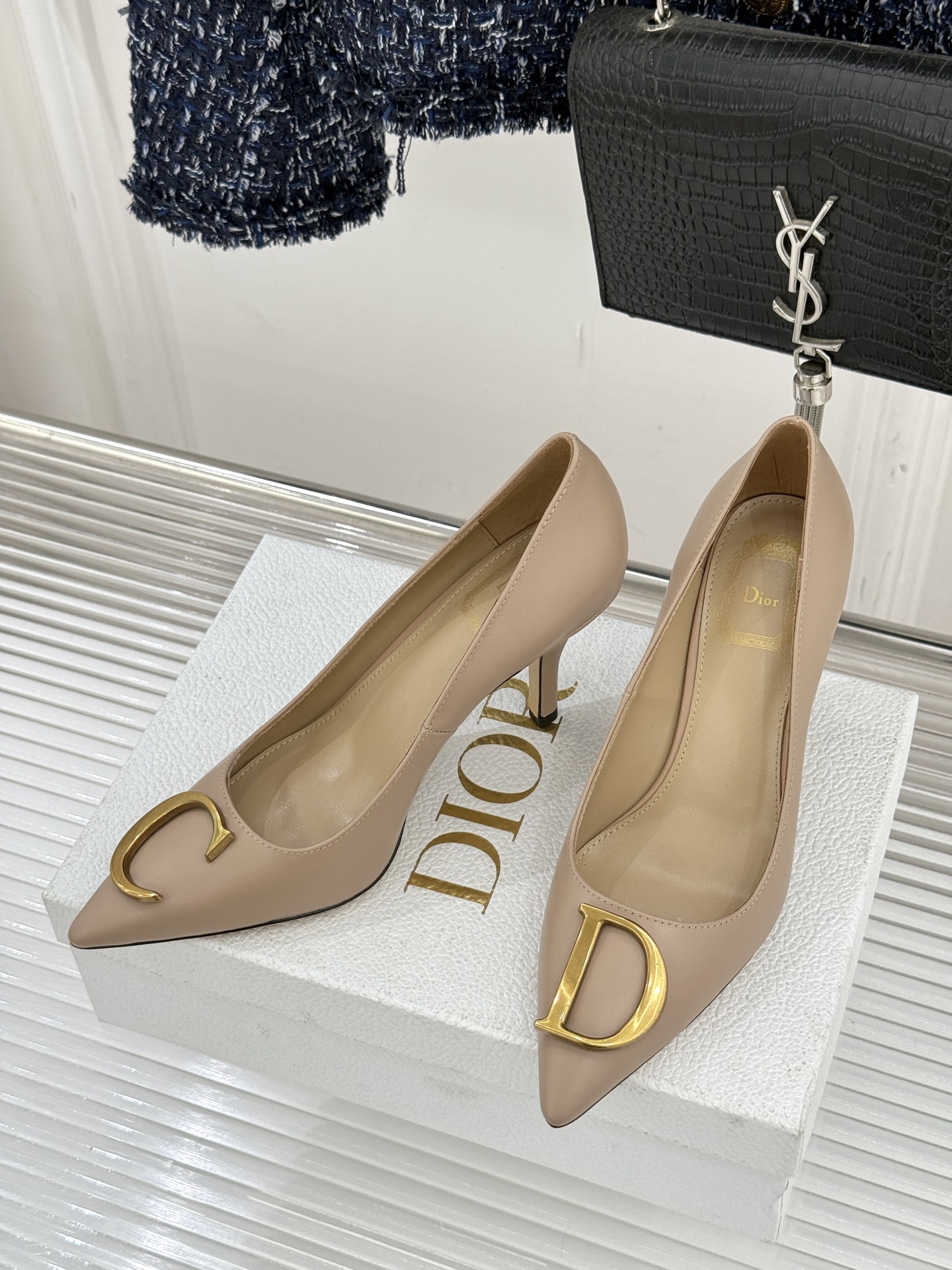 Dior/迪奥25WF新品CD金属扣尖头高跟鞋单鞋这款鞋以利落廓形重塑女性力量美学鞋跟高度拿捏得宜 既衬