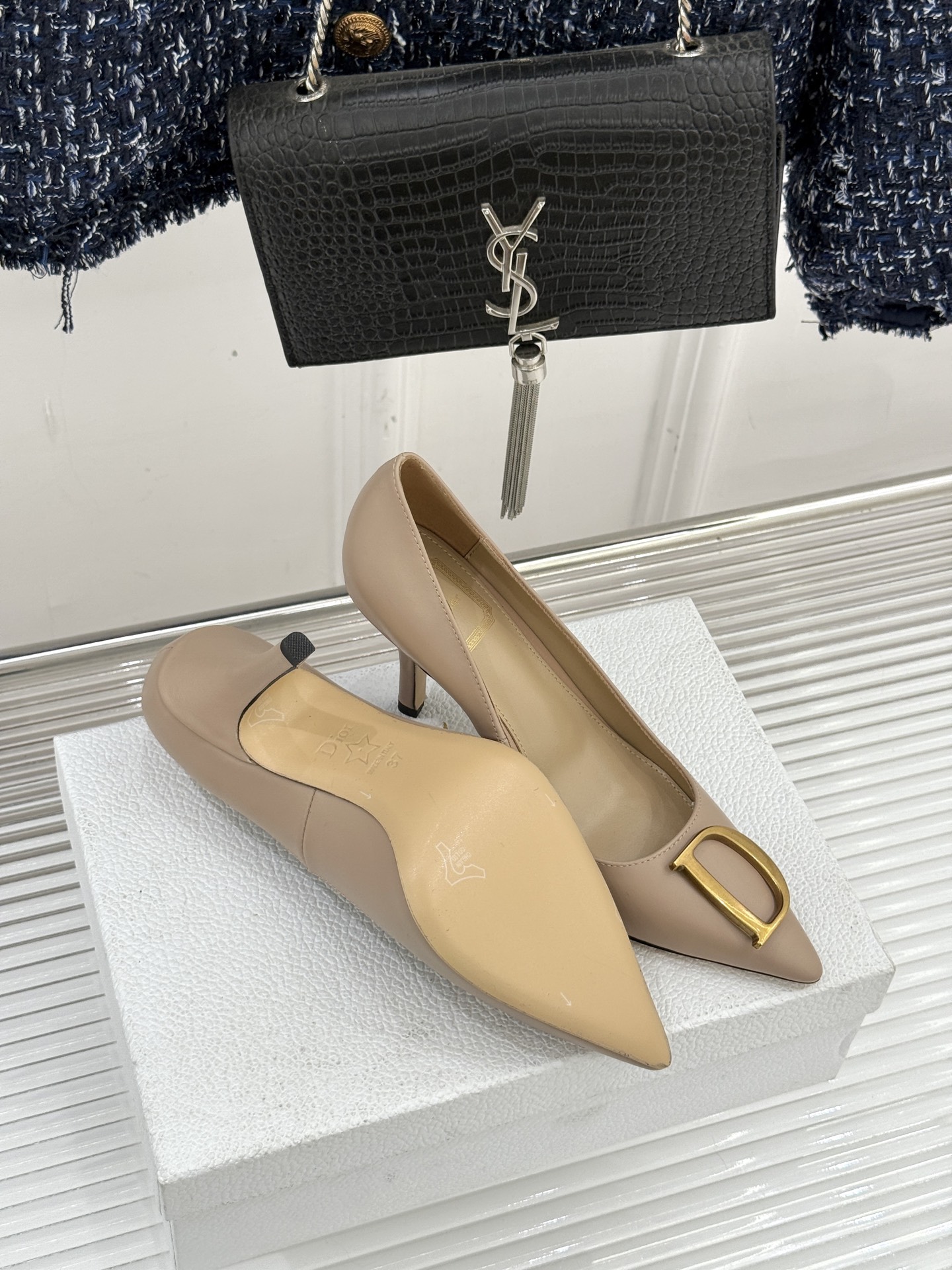 Dior/迪奥25WF新品CD金属扣尖头高跟鞋单鞋这款鞋以利落廓形重塑女性力量美学鞋跟高度拿捏得宜 既衬