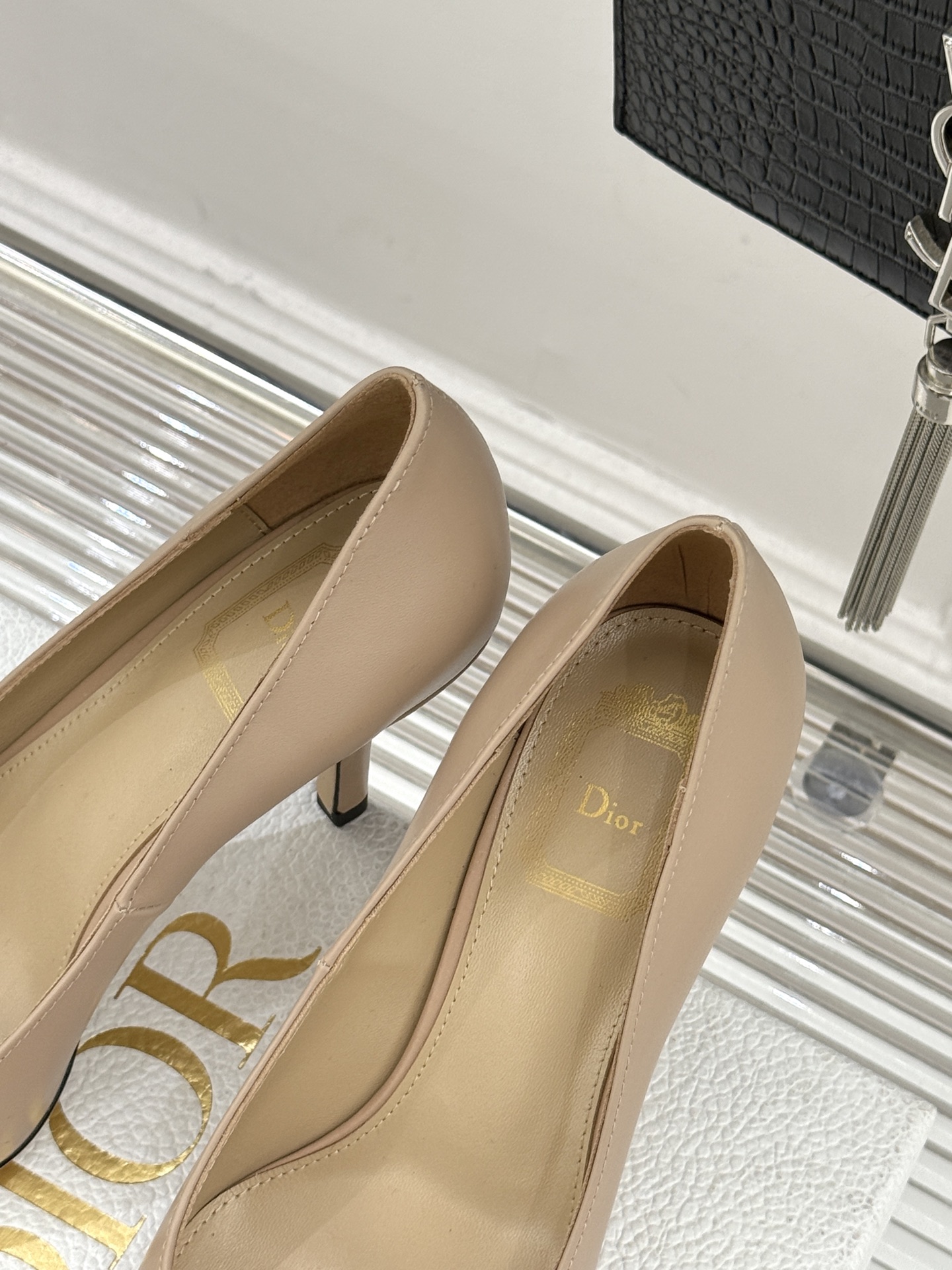 Dior/迪奥25WF新品CD金属扣尖头高跟鞋单鞋这款鞋以利落廓形重塑女性力量美学鞋跟高度拿捏得宜 既衬