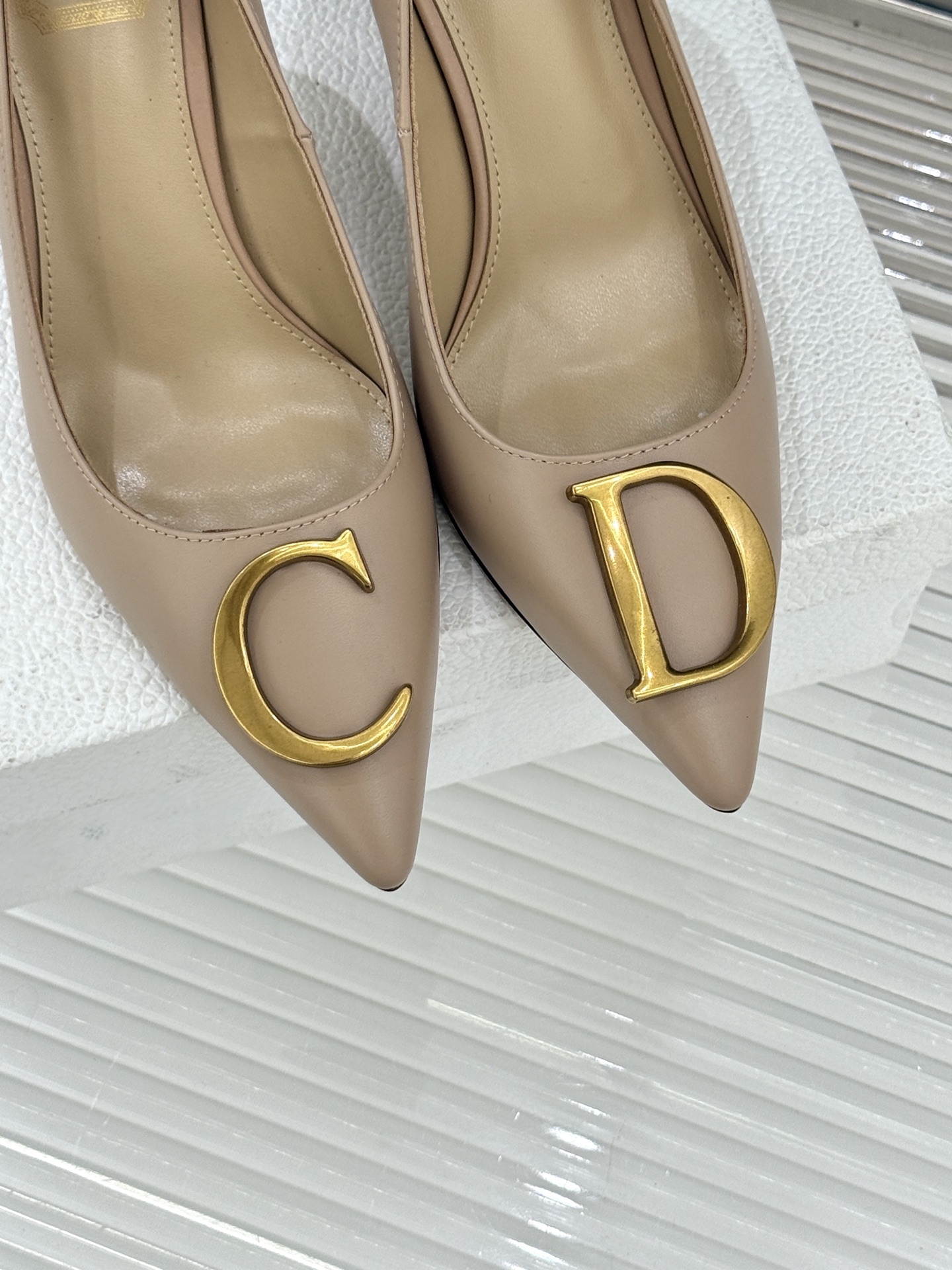 Dior/迪奥25WF新品CD金属扣尖头高跟鞋单鞋这款鞋以利落廓形重塑女性力量美学鞋跟高度拿捏得宜 既衬