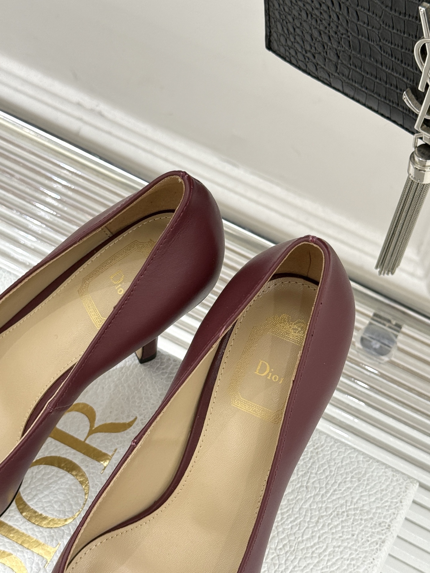 Dior/迪奥25WF新品CD金属扣尖头高跟鞋单鞋这款鞋以利落廓形重塑女性力量美学鞋跟高度拿捏得宜 既衬