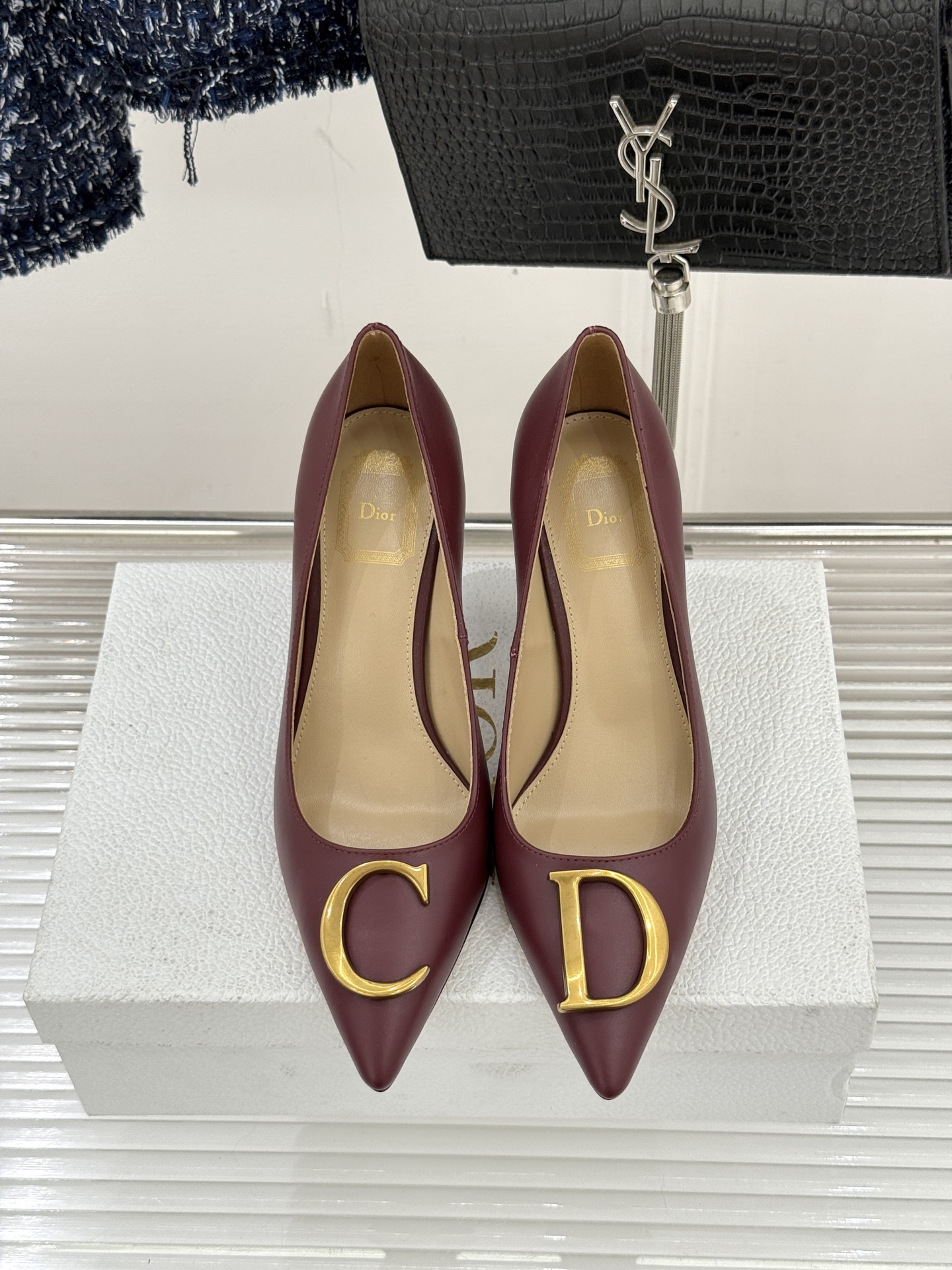 Dior/迪奥25WF新品CD金属扣尖头高跟鞋单鞋这款鞋以利落廓形重塑女性力量美学鞋跟高度拿捏得宜 既衬