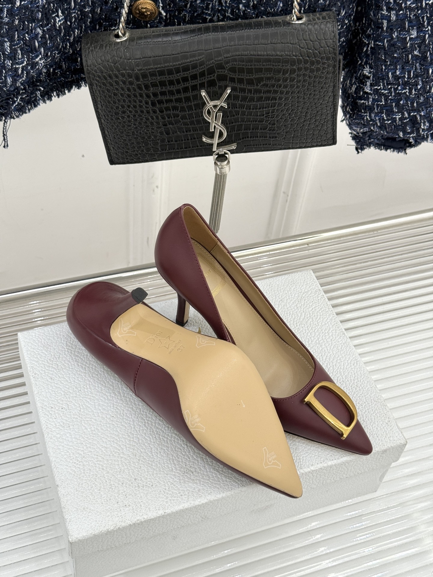 Dior/迪奥25WF新品CD金属扣尖头高跟鞋单鞋这款鞋以利落廓形重塑女性力量美学鞋跟高度拿捏得宜 既衬