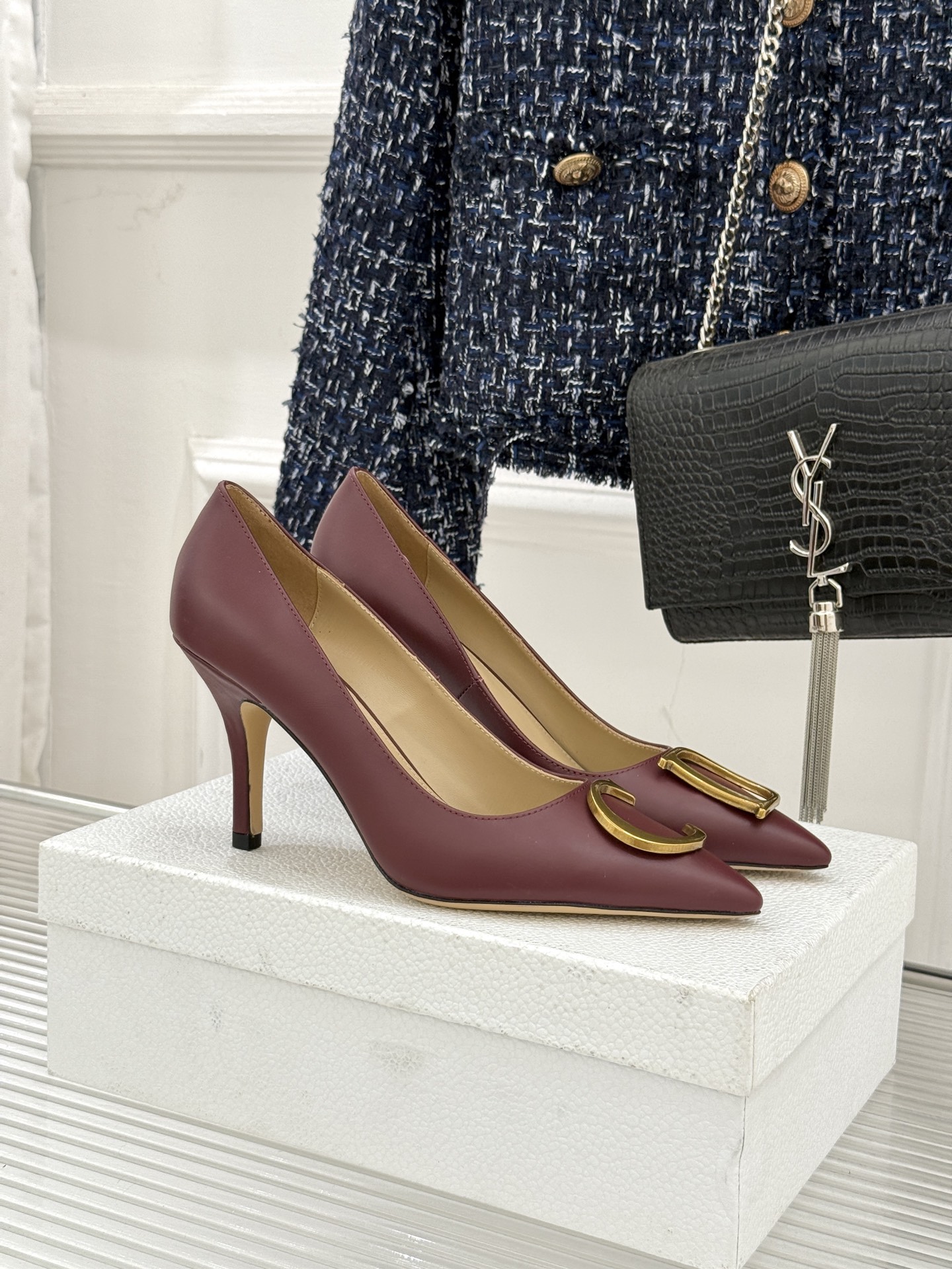 Dior/迪奥25WF新品CD金属扣尖头高跟鞋单鞋这款鞋以利落廓形重塑女性力量美学鞋跟高度拿捏得宜 既衬