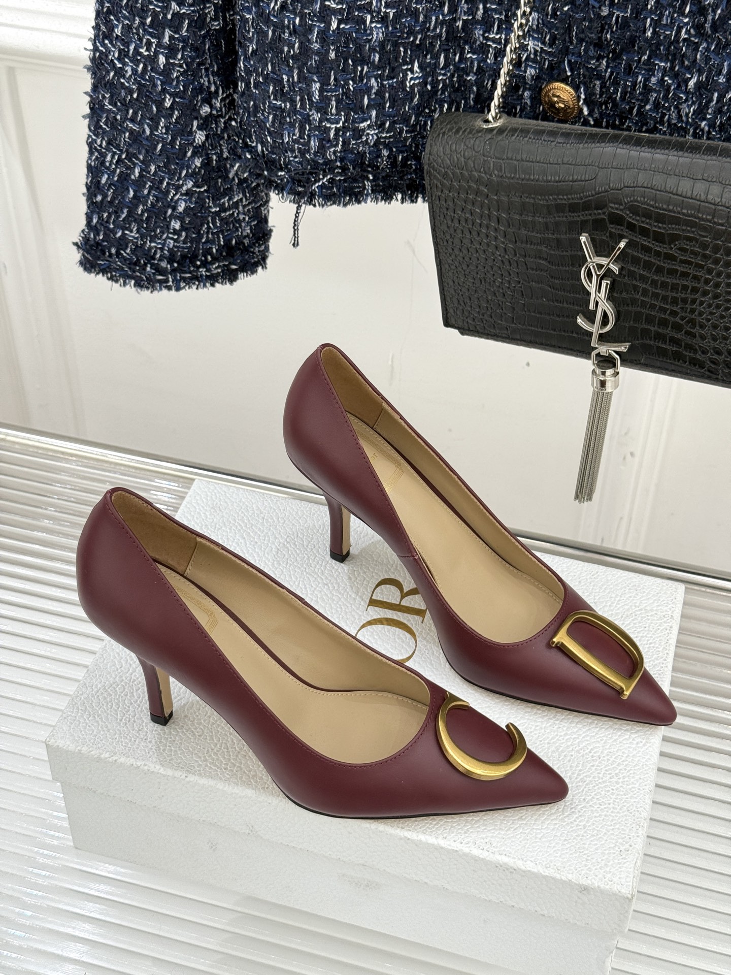 Dior/迪奥25WF新品CD金属扣尖头高跟鞋单鞋这款鞋以利落廓形重塑女性力量美学鞋跟高度拿捏得宜 既衬