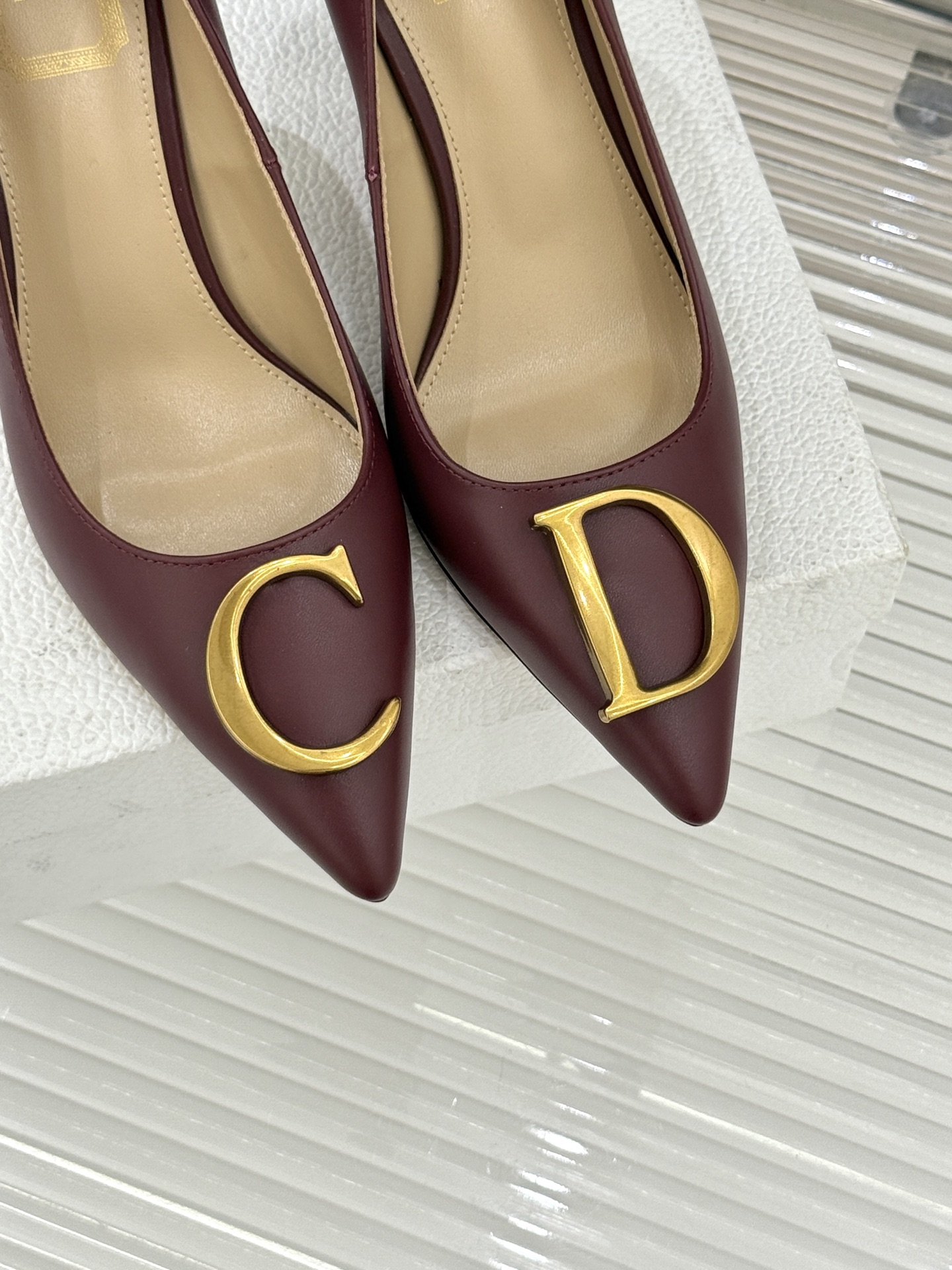 Dior/迪奥25WF新品CD金属扣尖头高跟鞋单鞋这款鞋以利落廓形重塑女性力量美学鞋跟高度拿捏得宜 既衬