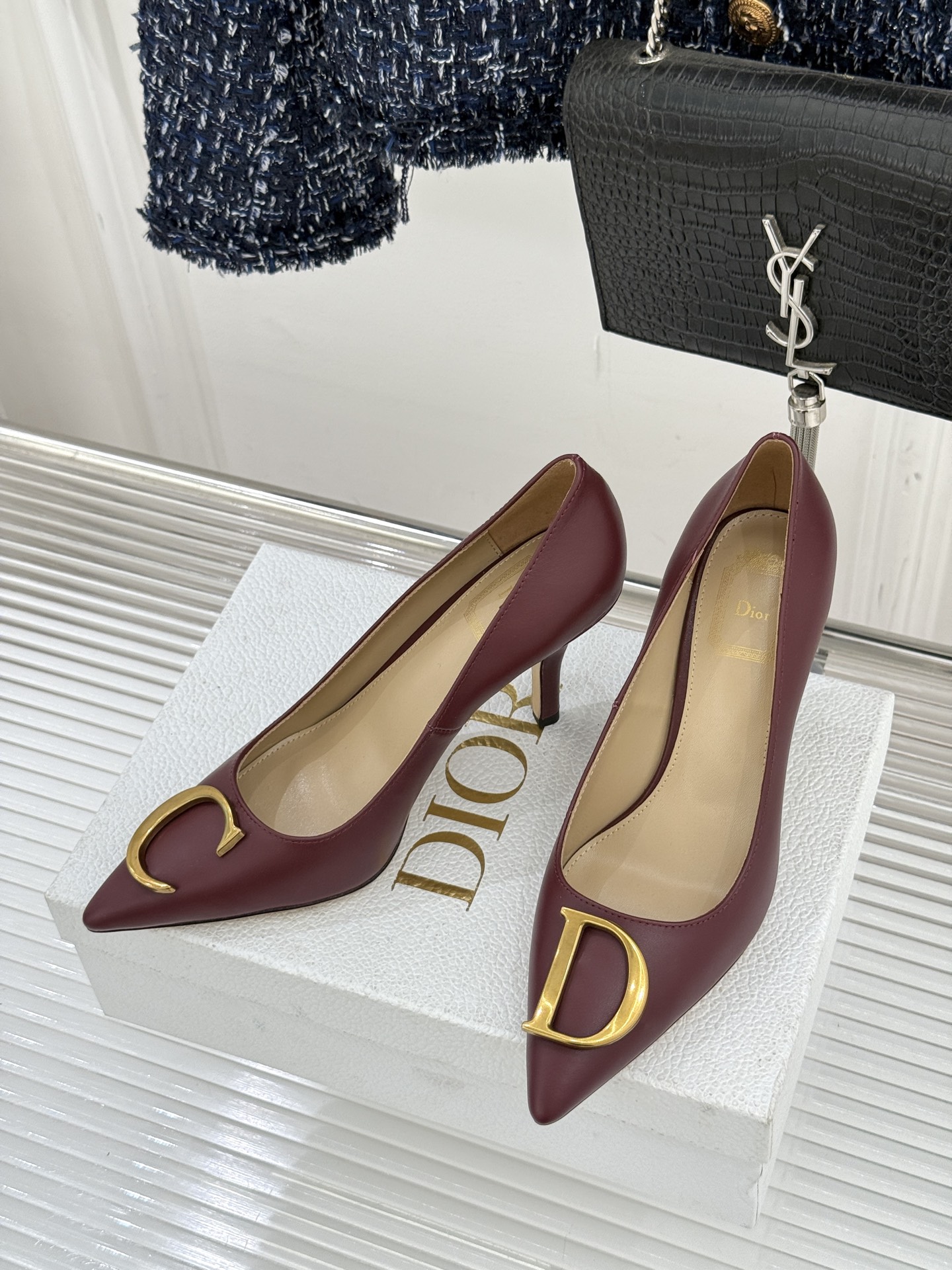 Dior/迪奥25WF新品CD金属扣尖头高跟鞋单鞋这款鞋以利落廓形重塑女性力量美学鞋跟高度拿捏得宜 既衬