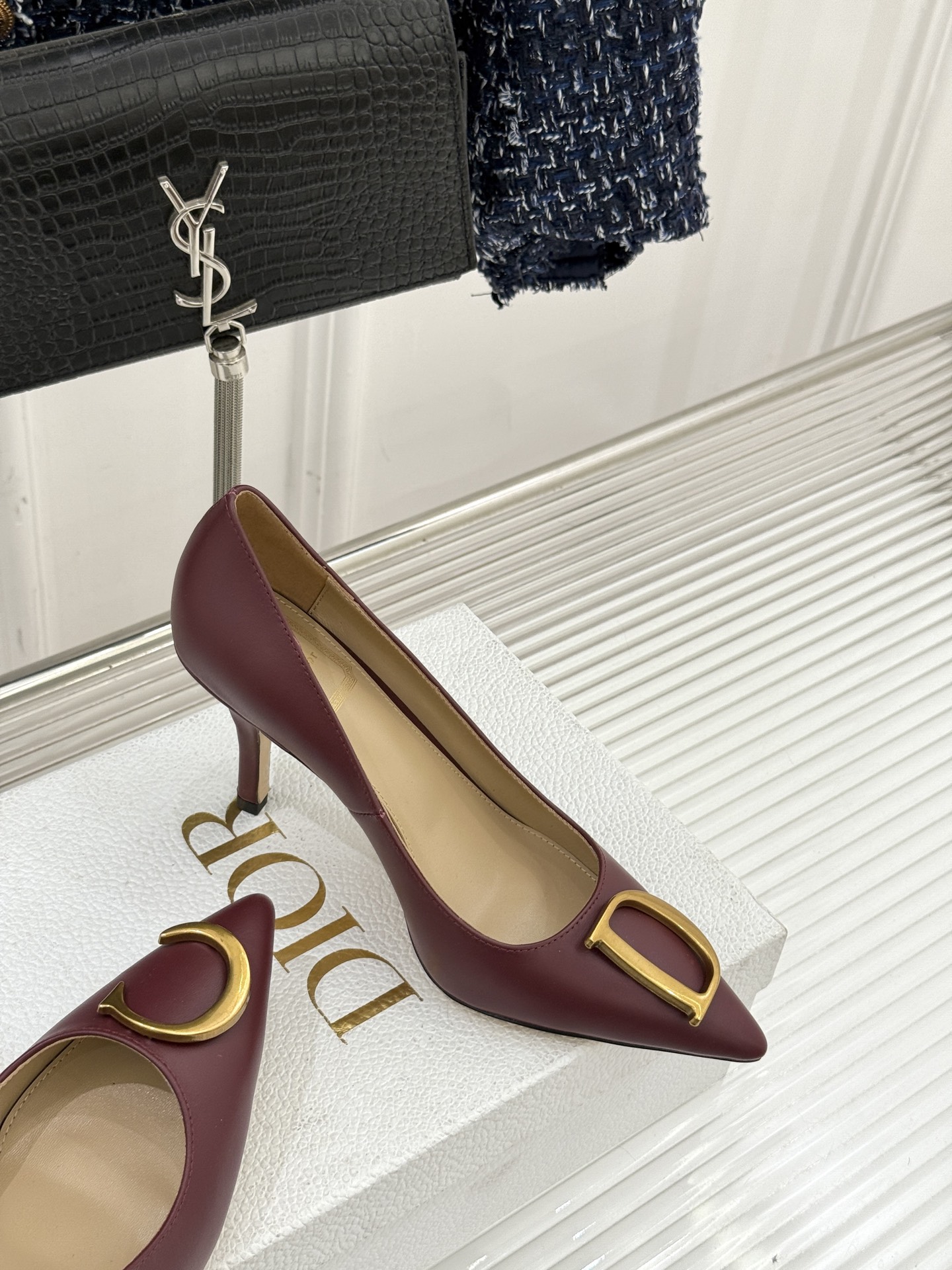 Dior/迪奥25WF新品CD金属扣尖头高跟鞋单鞋这款鞋以利落廓形重塑女性力量美学鞋跟高度拿捏得宜 既衬