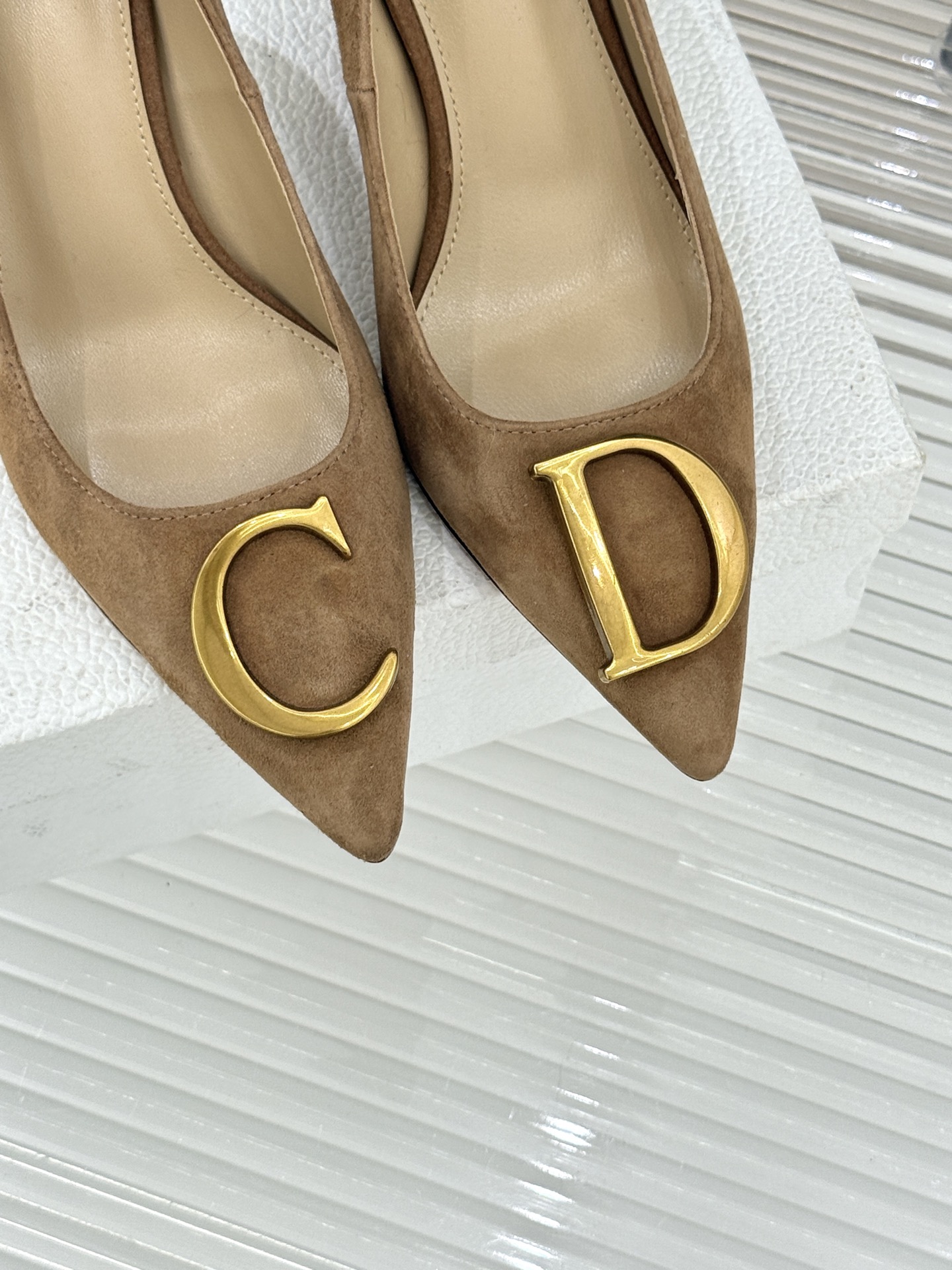 Dior/迪奥25WF新品CD金属扣尖头高跟鞋单鞋这款鞋以利落廓形重塑女性力量美学鞋跟高度拿捏得宜 既衬